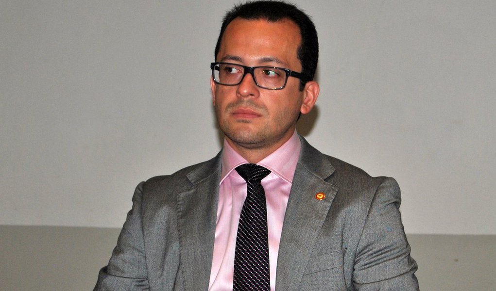 O delegado da Polícia Federal (PF), André Costa, convocou a imprensa para informar que oito inquéritos foram instaurados a fim de investigar trabalho escravo em Alagoas; de acordo com o delegado, os oito procedimentos investigativos envolvem de 20 a 50 trabalhadores e os lugares onde a "escravidão" é grande são usinas e mineradoras; os casos aconteceram nos municípios de Joaquim Gomes, Rio Largo, Penedo e União dos Palmares; o crime é de condições análogas à escravidão e tem pena de reclusão de dois a oito anos; o tempo pode ser aumentado se envolver menores ou tiver motivação por preconceito (Foto: Leonardo Lucena) O delegado da Polícia Federal (PF), André Costa, convocou a imprensa para informar que oito inquéritos foram instaurados a fim de investigar trabalho escravo em Alagoas; de acordo com o delegado, os oito procedimentos investigativos envolvem de 20 a 50 trabalhadores e os lugares onde a "escravidão" é grande são usinas e mineradoras; os casos aconteceram nos municípios de Joaquim Gomes, Rio Largo, Penedo e União dos Palmares; o crime é de condições análogas à escravidão e tem pena de reclusão de dois a oito anos; o tempo pode ser aumentado se envolver menores ou tiver motivação por preconceito