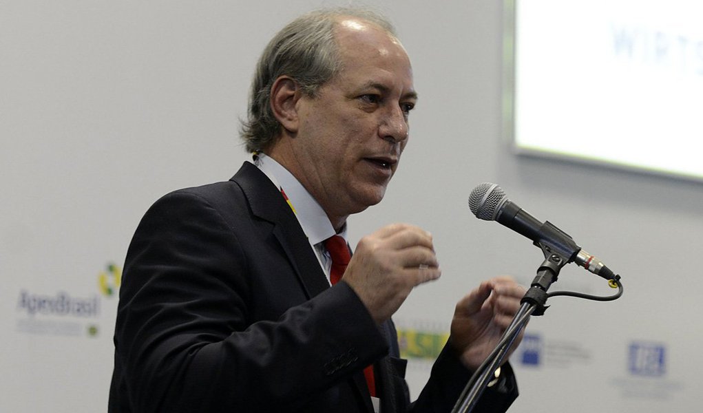 Ex-ministro Ciro Gomes (PDT) disse que irá rezar pela pela população brasileira neste domingo (17), dia da votação do processo de impeachment da presidente Dilma Rousseff pela Câmara dos Deputados; segundo ele, existe um risco alto de que hajam mortes em frente ao Congresso Nacional por conta do acirramento político cada vez mais forte em torno do assunto; "Esse irresponsável, esse canalha do Cunha marcou pra um domingo e pode haver mortes na frente Congresso", disparou (Foto: Paulo Emílio) Ex-ministro Ciro Gomes (PDT) disse que irá rezar pela pela população brasileira neste domingo (17), dia da votação do processo de impeachment da presidente Dilma Rousseff pela Câmara dos Deputados; segundo ele, existe um risco alto de que hajam mortes em frente ao Congresso Nacional por conta do acirramento político cada vez mais forte em torno do assunto; "Esse irresponsável, esse canalha do Cunha marcou pra um domingo e pode haver mortes na frente Congresso", disparou