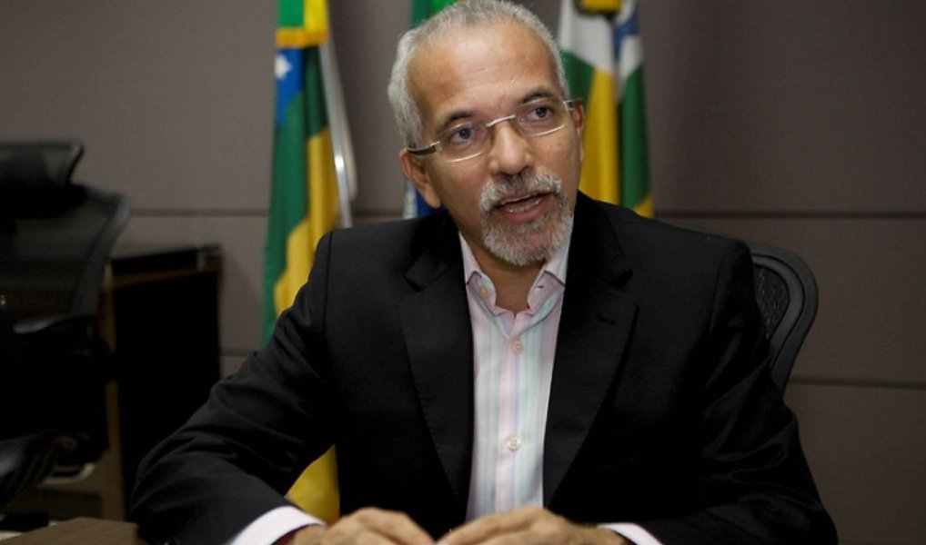 O PC do B realizou, no último final de semana, sua conferência municipal em Aracaju, para discutir os encaminhamentos da legenda em 2016; o nome do ex-prefeito Edvaldo Nogueira foi apresentado como pré-candidato da sigla e referendado por todos os delegados municipais; o presidente do diretório da capital, Antônio Bittencourt, ressaltou que o encontro foi marcado pela “unidade e pelo consenso”; ele disse que o pleito do próximo ano para o PC do B “não é encarado como um jogo preliminar para 2018”; “O nosso projeto é para 2016. É para valer. Não é como alguns nomes que enxergam na eleição do próximo ano um caminho para se cacifar para o pleito de 2018. Para o PC do B, 2016, é a nossa final de Copa do Mundo”, comparou (Foto: Valter Lima) O PC do B realizou, no último final de semana, sua conferência municipal em Aracaju, para discutir os encaminhamentos da legenda em 2016; o nome do ex-prefeito Edvaldo Nogueira foi apresentado como pré-candidato da sigla e referendado por todos os delegados municipais; o presidente do diretório da capital, Antônio Bittencourt, ressaltou que o encontro foi marcado pela “unidade e pelo consenso”; ele disse que o pleito do próximo ano para o PC do B “não é encarado como um jogo preliminar para 2018”; “O nosso projeto é para 2016. É para valer. Não é como alguns nomes que enxergam na eleição do próximo ano um caminho para se cacifar para o pleito de 2018. Para o PC do B, 2016, é a nossa final de Copa do Mundo”, comparou