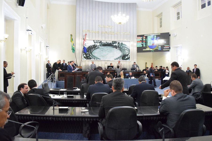 Os deputados alagoanos escolhem na tarde desta quarta-feira (1) os novos membros da Mesa Diretora da Assembleia legislativa Estadual para o biênio 2017-2018; eleição para todos os cargos será feita por votação secreta, impedida a tramitação de qualquer outra matéria na sessão; serão preenchidos os cargos de presidente, em eleição isolada, e os de 1º, 2º e 3º vice-presidentes, 1º, 2º, 3º e 4º secretários e 1º e 2º suplentes, por chapa conjunta (Foto: Voney Malta) Os deputados alagoanos escolhem na tarde desta quarta-feira (1) os novos membros da Mesa Diretora da Assembleia legislativa Estadual para o biênio 2017-2018; eleição para todos os cargos será feita por votação secreta, impedida a tramitação de qualquer outra matéria na sessão; serão preenchidos os cargos de presidente, em eleição isolada, e os de 1º, 2º e 3º vice-presidentes, 1º, 2º, 3º e 4º secretários e 1º e 2º suplentes, por chapa conjunta