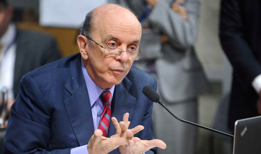 Um grupo de diversos intelectuais, líderes sindicais, jornalistas e ativistas sociais lançou uma petição pública contra o projeto de Resolução (PRS 84/2007), que tramita no Senado e pode causar um engessamento das políticas públicas do País; senador José Serra (PSDB-SP), que defende o fim do regime do pré-sal, é o responsável por emenda que pretende definir metas para a dívida pública da União, de modo a forçar a obtenção de superávit fiscais primários em torno de 3% do PIB por vários anos, até chegar a 30% do PIB em apenas dez anos (Foto: Aquiles Lins) Um grupo de diversos intelectuais, líderes sindicais, jornalistas e ativistas sociais lançou uma petição pública contra o projeto de Resolução (PRS 84/2007), que tramita no Senado e pode causar um engessamento das políticas públicas do País; senador José Serra (PSDB-SP), que defende o fim do regime do pré-sal, é o responsável por emenda que pretende definir metas para a dívida pública da União, de modo a forçar a obtenção de superávit fiscais primários em torno de 3% do PIB por vários anos, até chegar a 30% do PIB em apenas dez anos