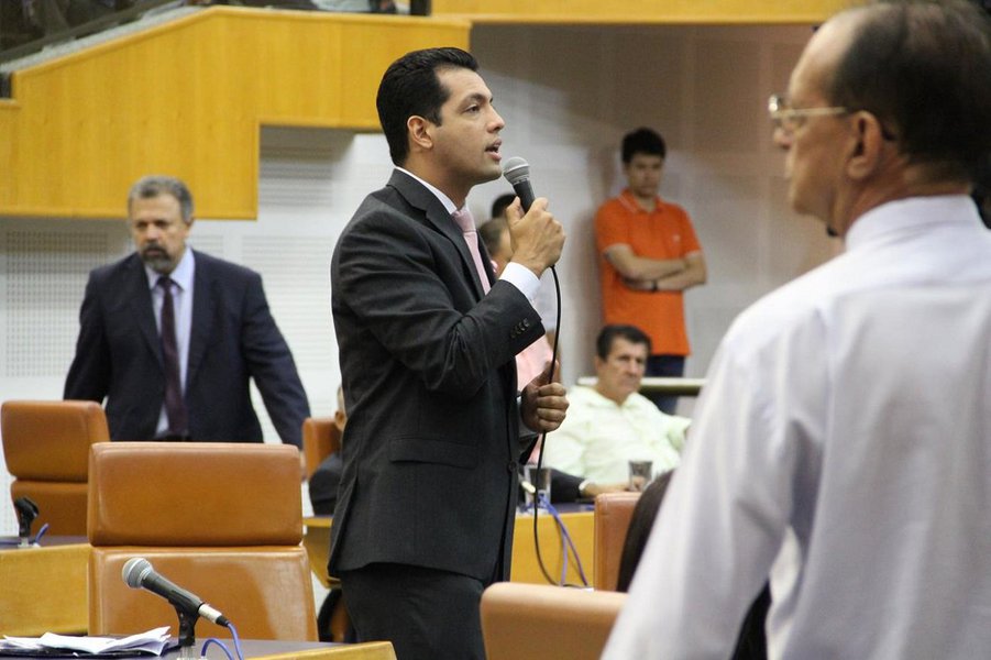 Thiago Albernaz (PSDB) afirma que projeto deixou de levar em conta pontos importantes para os feirantes, como manter a mesma quantidade de bancas e o tamanho delas; "Da forma como está, não será aceito pelo povo. Essa é uma primeira versão do projeto e entendo que agora precisamos discutir a proposta com a população e a Câmara é local apropriado para esse debate", disse; principal polêmica do projeto gira em torno da construção de um estacionamento que funcionaria no local durante a semana e seria administrado por uma empresa privada (Foto: Realle Palazzo-Martini) Thiago Albernaz (PSDB) afirma que projeto deixou de levar em conta pontos importantes para os feirantes, como manter a mesma quantidade de bancas e o tamanho delas; "Da forma como está, não será aceito pelo povo. Essa é uma primeira versão do projeto e entendo que agora precisamos discutir a proposta com a população e a Câmara é local apropriado para esse debate", disse; principal polêmica do projeto gira em torno da construção de um estacionamento que funcionaria no local durante a semana e seria administrado por uma empresa privada