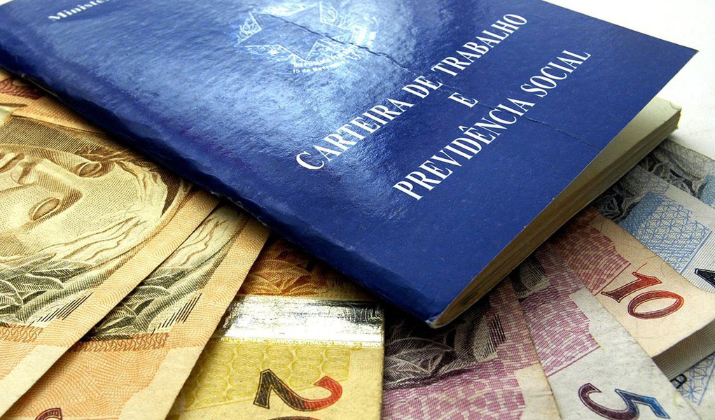 Novos trabalhadores com carteira assinada receberam em outubro, em média, 87,7% do salário pago a um funcionário demitido, segundo os dados divulgados; "O achatamento salarial é uma característica forte no mercado de trabalho brasileiro", diz José Silvestre Prado de Oliveira, coordenador de relações sindicais do Dieese (Foto: Roberta Namour) Novos trabalhadores com carteira assinada receberam em outubro, em média, 87,7% do salário pago a um funcionário demitido, segundo os dados divulgados; "O achatamento salarial é uma característica forte no mercado de trabalho brasileiro", diz José Silvestre Prado de Oliveira, coordenador de relações sindicais do Dieese