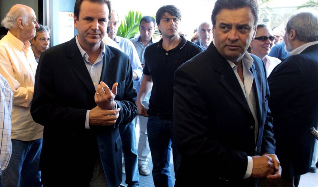 Em meio à crise que abateu o ex-governador Sérgio Cabral (PMDB), o prefeito do Rio de Janeiro, Eduardo Paes, principal líder do PMDB fluminense, sondou o presidente nacional do PSDB, Aécio Neves, sobre um eventual retorno para a legenda, que deixou em 2007 para aderir à base do governo Lula; Paes tem intenções de disputar o governo do estado em 2018; Aécio, entretanto, pretende lançar o técnico de vôlei Bernardinho (Foto: Aquiles Lins) Em meio à crise que abateu o ex-governador Sérgio Cabral (PMDB), o prefeito do Rio de Janeiro, Eduardo Paes, principal líder do PMDB fluminense, sondou o presidente nacional do PSDB, Aécio Neves, sobre um eventual retorno para a legenda, que deixou em 2007 para aderir à base do governo Lula; Paes tem intenções de disputar o governo do estado em 2018; Aécio, entretanto, pretende lançar o técnico de vôlei Bernardinho