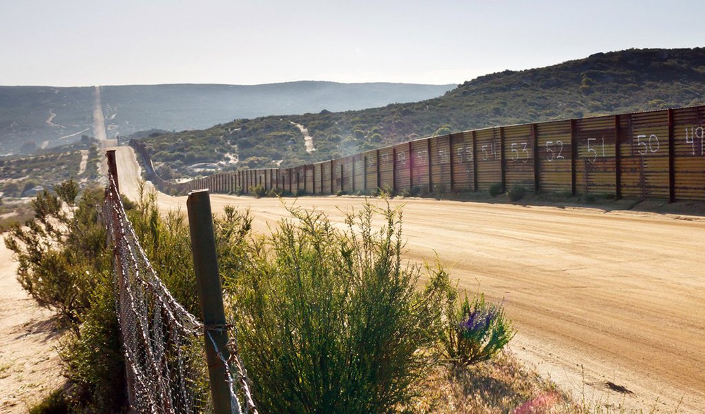 Secretário do Estado de Kansas, Kris Kobach, que ajudou a criar leis imigratórias no Arizona e outros locais, disse que assessores de Donald Trump pode implementar rapidamente a construção de um muro na fronteira entre EUA e México sem buscar aprovação imediata do Congresso; grupo também discute esboços de uma proposta para que o republicano considere restaurar um registro para imigrantes de países muçulmanos (Foto: Aquiles Lins) Secretário do Estado de Kansas, Kris Kobach, que ajudou a criar leis imigratórias no Arizona e outros locais, disse que assessores de Donald Trump pode implementar rapidamente a construção de um muro na fronteira entre EUA e México sem buscar aprovação imediata do Congresso; grupo também discute esboços de uma proposta para que o republicano considere restaurar um registro para imigrantes de países muçulmanos