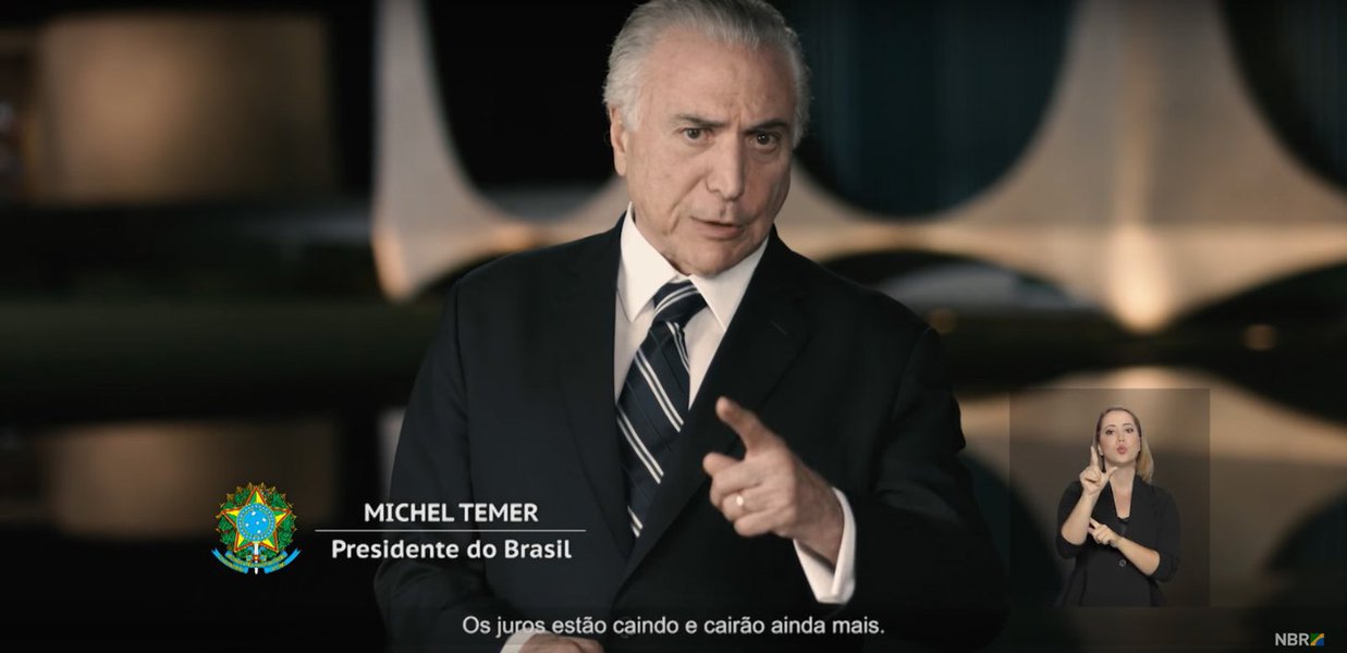 Povo recebeu o pronunciamento oficial de Michel Temer em rede nacional, feito na véspera de Natal, com panelaço em diversas cidades, como São Paulo, Rio, Salvador, Brasília, Recife, Porto Alegre, Bauru e Feira de Santana, de acordo com relatos nas rede sociais; fala do presidente ignorou o tema corrupção, teve o tom otimista e completamente alheio ao que se passa em volta (Foto: Gisele Federicce) Povo recebeu o pronunciamento oficial de Michel Temer em rede nacional, feito na véspera de Natal, com panelaço em diversas cidades, como São Paulo, Rio, Salvador, Brasília, Recife, Porto Alegre, Bauru e Feira de Santana, de acordo com relatos nas rede sociais; fala do presidente ignorou o tema corrupção, teve o tom otimista e completamente alheio ao que se passa em volta