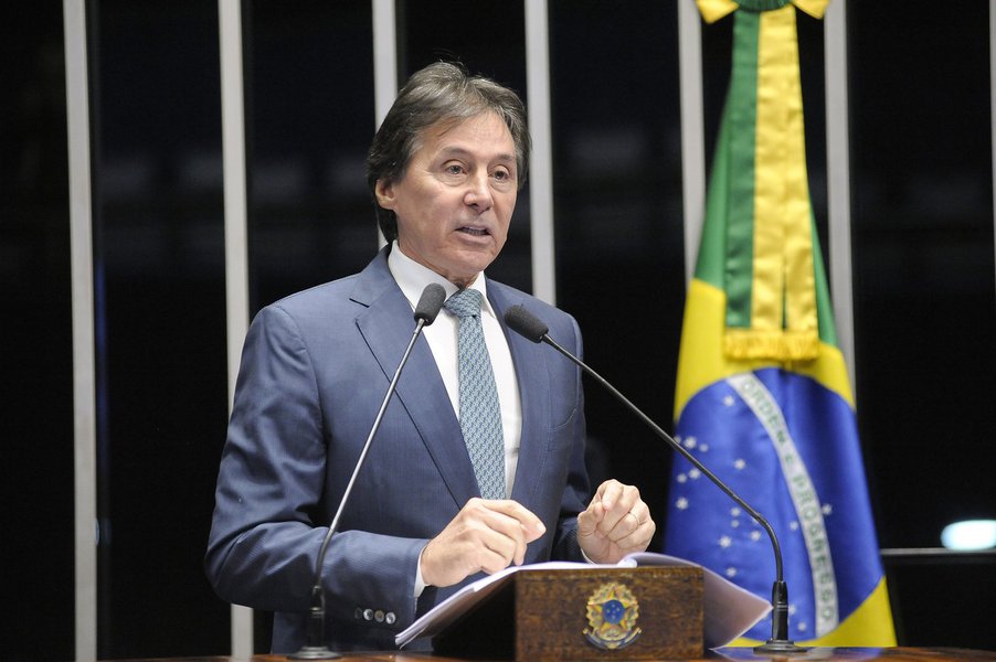 Os dois candidatos à presidência da Casa, senadores José Medeiros (PSD-MT) e Eunício Oliveira (PMDB-CE), discursam neste momento; também será eleita a nova Mesa Diretora da Casa; votação será secreta e feita por meio de urna eletrônica (Foto: Gisele Federicce) Os dois candidatos à presidência da Casa, senadores José Medeiros (PSD-MT) e Eunício Oliveira (PMDB-CE), discursam neste momento; também será eleita a nova Mesa Diretora da Casa; votação será secreta e feita por meio de urna eletrônica