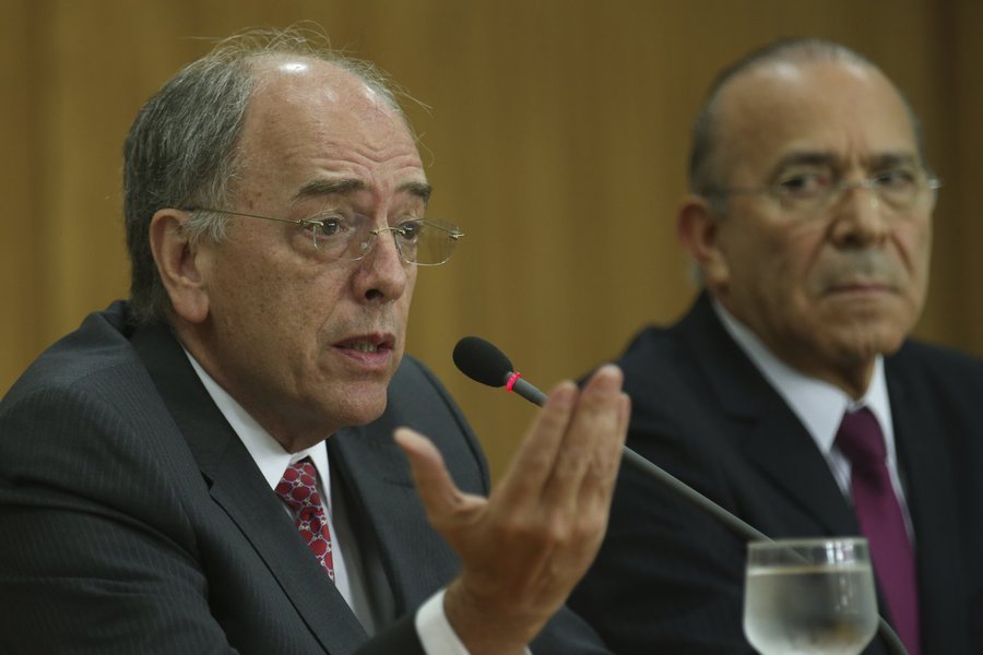 Pesidente da Petrobras, Pedro Parente, tem negado a interlocutores que deseje a chefia da Casa Civil do Governo Michel Temer, cargo ocupado atualmente pelo ministro Eliseu Padilha; nome de Parente vem sendo aventado por assessores próximos de Temer que avaliam que o comando da casa Civil deve ser comandada por alguém com perfil "executivo" e não "político" (Foto: Paulo Emílio) Pesidente da Petrobras, Pedro Parente, tem negado a interlocutores que deseje a chefia da Casa Civil do Governo Michel Temer, cargo ocupado atualmente pelo ministro Eliseu Padilha; nome de Parente vem sendo aventado por assessores próximos de Temer que avaliam que o comando da casa Civil deve ser comandada por alguém com perfil "executivo" e não "político"