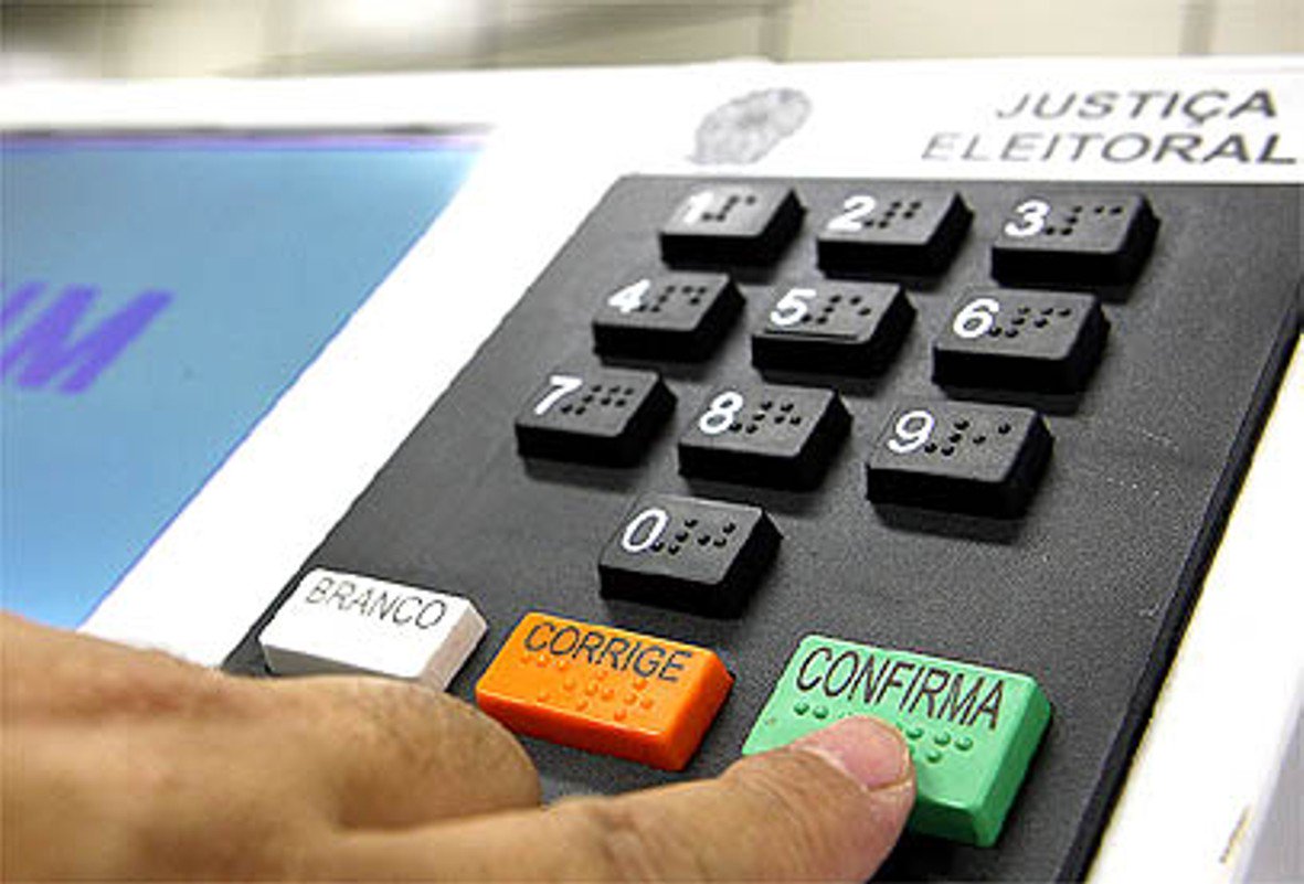 "A portaria da Justiça Eleitoral dizendo que não pode realizar as eleições municipais de 2016 se no contingenciamento a que está sendo obrigado o Governo eleitoral – obrigado, sim, porque há dinheiro, mas não Orçamento e a Presidente se expõe a ser enquadrada na LRF – se o Executivo não lhe der os R$ 200 milhões para comprar urnas eletrônicas é uma das maiores demonstrações de cinismo que já assisti na vida"; a afirmação é do jornalista Fernando Brito, do Tijolaço; ele ironiza: "Nunca vi ou imaginei que um tribunal pudesse dizer a um governante: “descumpra a lei, mas não mexa no meu dinheiro”. Ou será que já vi, não com o dinheiro, mas com a reputação, nas prisões da semana passada?" (Foto: Valter Lima) "A portaria da Justiça Eleitoral dizendo que não pode realizar as eleições municipais de 2016 se no contingenciamento a que está sendo obrigado o Governo eleitoral – obrigado, sim, porque há dinheiro, mas não Orçamento e a Presidente se expõe a ser enquadrada na LRF – se o Executivo não lhe der os R$ 200 milhões para comprar urnas eletrônicas é uma das maiores demonstrações de cinismo que já assisti na vida"; a afirmação é do jornalista Fernando Brito, do Tijolaço; ele ironiza: "Nunca vi ou imaginei que um tribunal pudesse dizer a um governante: “descumpra a lei, mas não mexa no meu dinheiro”. Ou será que já vi, não com o dinheiro, mas com a reputação, nas prisões da semana passada?"