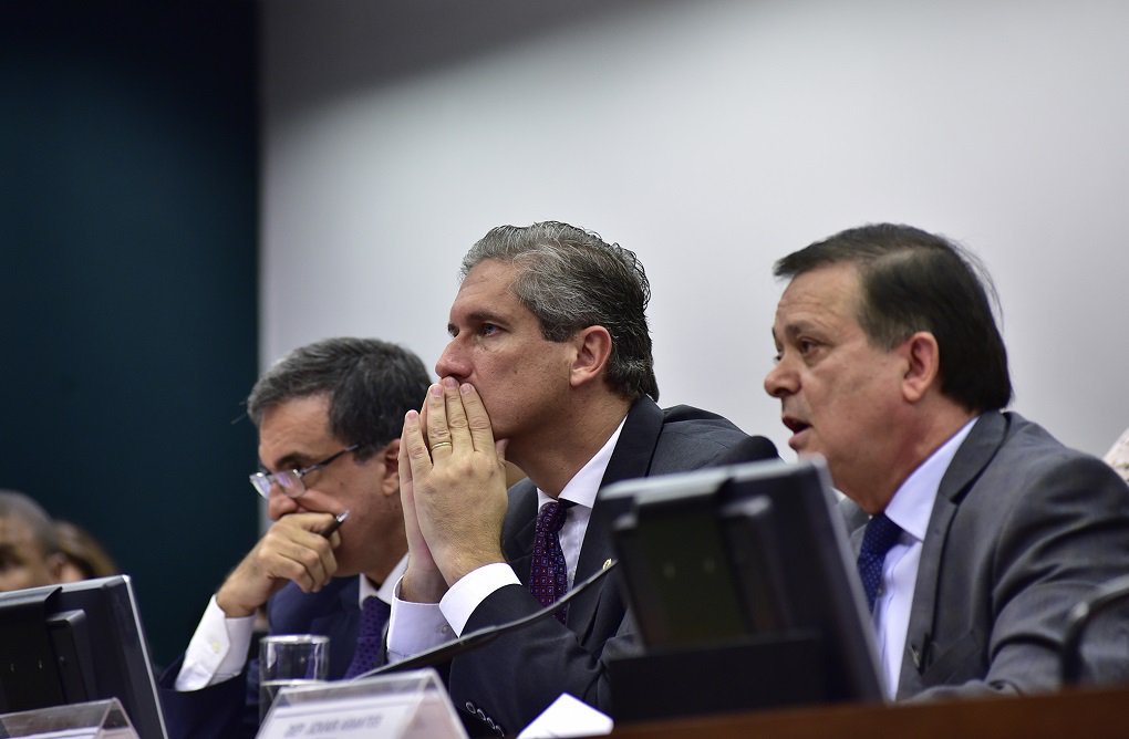 Relator da Comissão Especial do Impeachment, deputado Jovair Arantes (PTB-GO), disse na sessão de hoje estar convencido de que há indícios de que a presidente Dilma Rousseff cometeu crime de responsabilidade fiscal e defendeu o julgamento pelo Senado; "A população tem o direito de ver a denúncia julgada pelo Senado. Se não há crime, a presidente será absolvida. Não vejo razão para impedir a investigação"; Não há mais clima para este governo, não há mais base política de sustentação, ninguém mais acredita neste governo" (Foto: José Barbacena) Relator da Comissão Especial do Impeachment, deputado Jovair Arantes (PTB-GO), disse na sessão de hoje estar convencido de que há indícios de que a presidente Dilma Rousseff cometeu crime de responsabilidade fiscal e defendeu o julgamento pelo Senado; "A população tem o direito de ver a denúncia julgada pelo Senado. Se não há crime, a presidente será absolvida. Não vejo razão para impedir a investigação"; Não há mais clima para este governo, não há mais base política de sustentação, ninguém mais acredita neste governo"