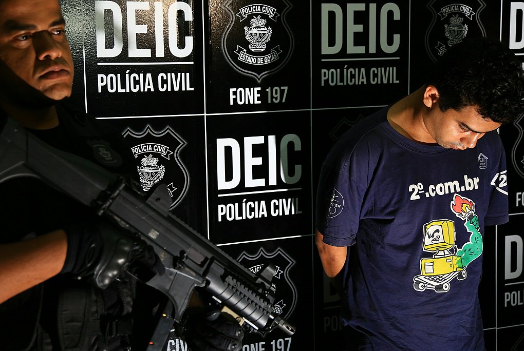 A Polícia Civil, por meio do Grupo Armado de Repressão a Roubos e Assaltos (Garra), da Delegacia Estadual de Investigações Criminais (Deic), apresentou nesta quinta-feira (17), o suspeito do latrocínio contra a idosa Maura Carlos da Silva, de 69 anos, assassinada na Vila Redenção, em Goiânia, em 27 de setembro deste ano; delegado informou que pedirá a prisão preventiva do suspeito; no dia do crime, a vítima Maura Silva levava na bolsa apenas uma garrafa de água, vela e dinheiro para passagem de ônibus (Foto: José Barbacena) A Polícia Civil, por meio do Grupo Armado de Repressão a Roubos e Assaltos (Garra), da Delegacia Estadual de Investigações Criminais (Deic), apresentou nesta quinta-feira (17), o suspeito do latrocínio contra a idosa Maura Carlos da Silva, de 69 anos, assassinada na Vila Redenção, em Goiânia, em 27 de setembro deste ano; delegado informou que pedirá a prisão preventiva do suspeito; no dia do crime, a vítima Maura Silva levava na bolsa apenas uma garrafa de água, vela e dinheiro para passagem de ônibus