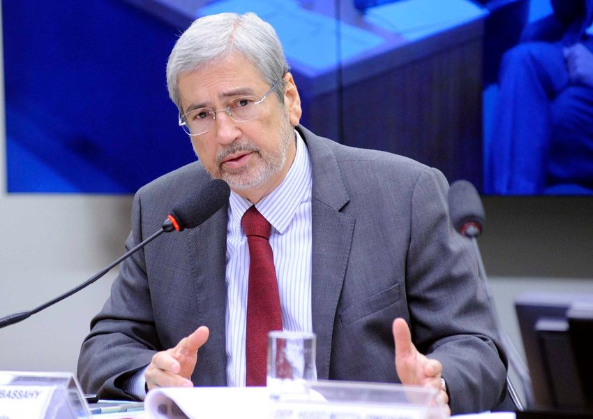 Vice-presidente da CPI da Petrobras, o deputado Antônio Imbassahy, do PSDB, considera "inaceitável" o fato de o relator da comissão, Luiz Sérgio (PT-RJ), ter isentado no seu relatório o nome da presidente Dilma Rousseff de responsabilidade pelo esquema de corrupção instalado na estatal; conforme Imbassahy, o parecer do petista "partiu do princípio de que foi formado um cartel para assaltar a empresa, com a participação de maus funcionários"; "Meu entendimento é diferente. Eu acho que foi instalada uma organização criminosa na companhia, sob o comando do Palácio do Planalto" (Foto: Romulo Faro) Vice-presidente da CPI da Petrobras, o deputado Antônio Imbassahy, do PSDB, considera "inaceitável" o fato de o relator da comissão, Luiz Sérgio (PT-RJ), ter isentado no seu relatório o nome da presidente Dilma Rousseff de responsabilidade pelo esquema de corrupção instalado na estatal; conforme Imbassahy, o parecer do petista "partiu do princípio de que foi formado um cartel para assaltar a empresa, com a participação de maus funcionários"; "Meu entendimento é diferente. Eu acho que foi instalada uma organização criminosa na companhia, sob o comando do Palácio do Planalto"