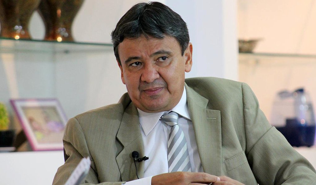 Governador Wellington Dias (PT) cumpre agenda nesta terça-feira, 8, em Brasília, onde tem encontros marcados com o senador Ciro Nogueira (PP) e com o deputado federal Marcelo Castro e o presidente da Assembleia Legislativa, Themístocles Filho, do PMDB; Dias pode voltar da capital federal já com a definição das pastas a serem ocupadas por esses dois partidos; no fim de semana, lideranças petistas, como a senadora Regina Sousa, fizeram críticas pesadas à volta do PMDB à base governista (Foto: Aquiles Lins) Governador Wellington Dias (PT) cumpre agenda nesta terça-feira, 8, em Brasília, onde tem encontros marcados com o senador Ciro Nogueira (PP) e com o deputado federal Marcelo Castro e o presidente da Assembleia Legislativa, Themístocles Filho, do PMDB; Dias pode voltar da capital federal já com a definição das pastas a serem ocupadas por esses dois partidos; no fim de semana, lideranças petistas, como a senadora Regina Sousa, fizeram críticas pesadas à volta do PMDB à base governista
