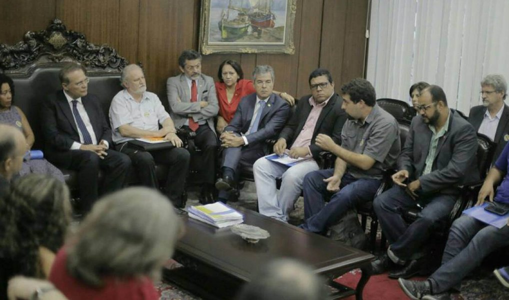 No dia da instalação da comissão do impeachment, líderes das Frentes Brasil Popular e Povo Sem Medo se reuniram com o presidente do SEnado e exigiram que a democracia prevaleça com acesso a Casa por parte dos movimentos, que foi vedado na Câmara; Renan afirmou que não se pode "partidarizar" o debate sobre o impeachment de Dilma e destacou que em um eventual governo de Michel Temer, não permitirá retrocessos; "Nós não podemos atropelar conquistas do governo nos últimos anos", defendeu (Foto: Aquiles Lins) No dia da instalação da comissão do impeachment, líderes das Frentes Brasil Popular e Povo Sem Medo se reuniram com o presidente do SEnado e exigiram que a democracia prevaleça com acesso a Casa por parte dos movimentos, que foi vedado na Câmara; Renan afirmou que não se pode "partidarizar" o debate sobre o impeachment de Dilma e destacou que em um eventual governo de Michel Temer, não permitirá retrocessos; "Nós não podemos atropelar conquistas do governo nos últimos anos", defendeu