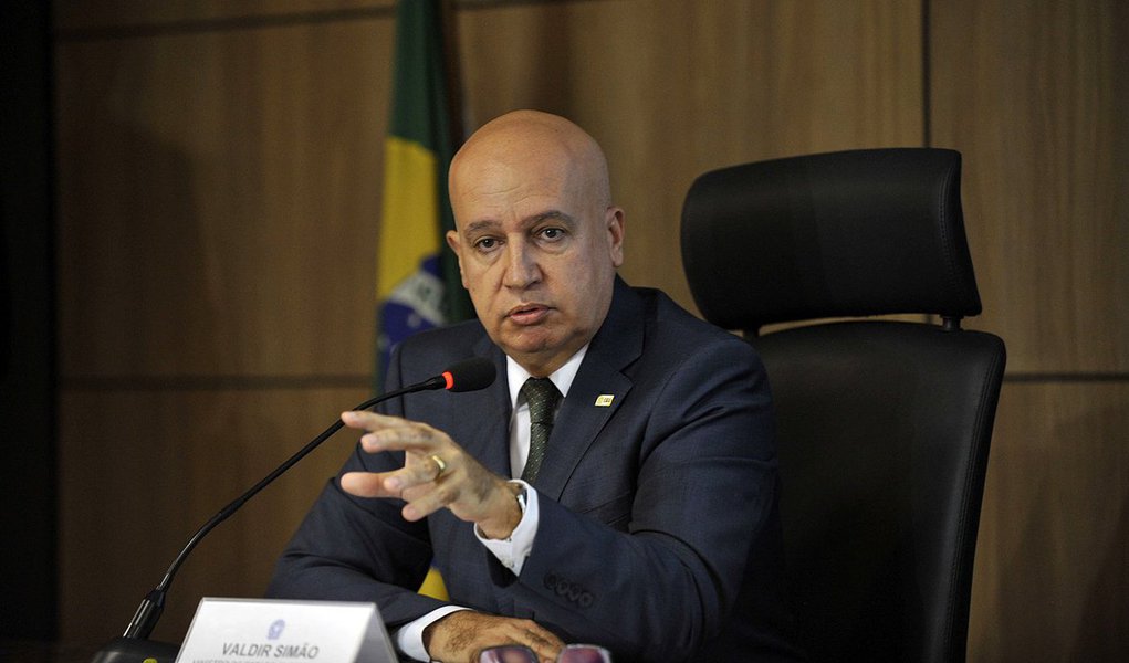Novo ministro do Planejamento, Valdir Simão, diz que governo deve reavaliar alguns programas, inclusive da área social, para "descontinuar" os que não têm mais sentido e reforçar os mais eficazes: “Não podemos ficar ligados no piloto automático e simplesmente colar a gestão orçamentária", afirmou; segundo ele, fará uma avaliação de vários deles, citando Farmácia Popular, Garantia Safra, UPAs (Unidades de Pronto Atendimento) e construção de creches no Pró-Infância; “É preciso verificar se o programa está se propondo aquilo para o que foi idealizado, do ponto de vista fiscal e de investimento, se na sua formatação existem vulnerabilidades que possam permitir desvios”, afirma (Foto: Roberta Namour) www.brasil247.com - Novo ministro do Planejamento, Valdir Simão, diz que governo deve reavaliar alguns programas, inclusive da área social, para "descontinuar" os que não têm mais sentido e reforçar os mais eficazes: “Não podemos ficar ligados no piloto automático e simplesmente colar a gestão orçamentária", afirmou; segundo ele, fará uma avaliação de vários deles, citando Farmácia Popular, Garantia Safra, UPAs (Unidades de Pronto Atendimento) e construção de creches no Pró-Infância; “É preciso verificar se o programa está se propondo aquilo para o que foi idealizado, do ponto de vista fiscal e de investimento, se na sua formatação existem vulnerabilidades que possam permitir desvios”, afirma