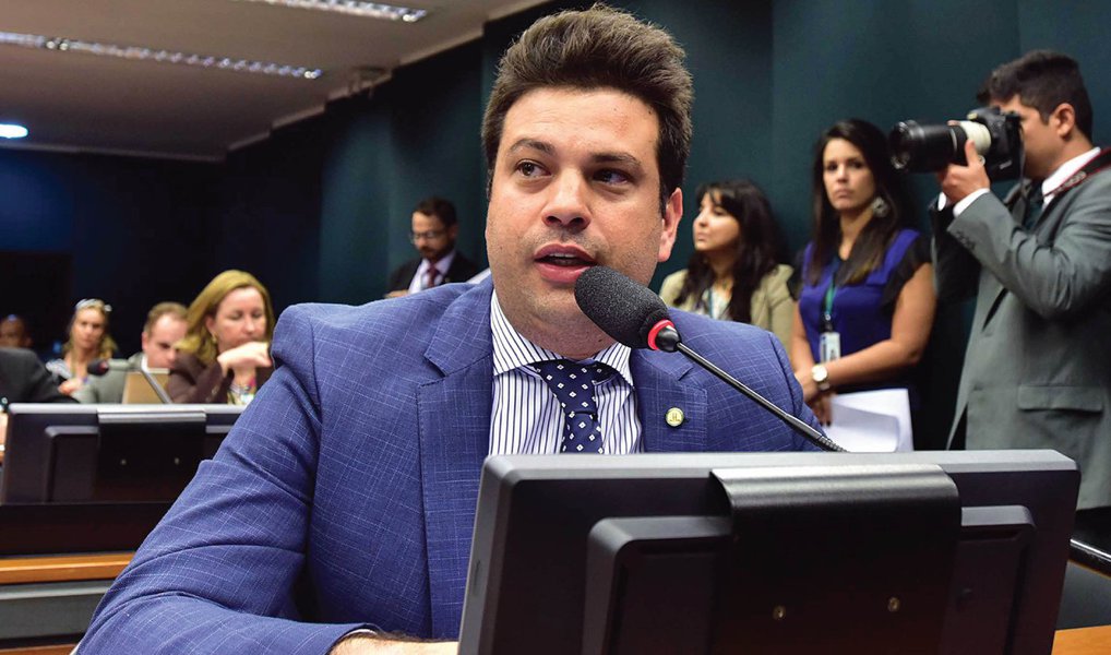Deputado Leonardo Picciani (PMDB-RJ) liberou nesta segunda-feira 11 a bancada do partido para votar "de acordo com sua consciência" na comissão especial do impeachment na Câmara; "O PMDB tem posições internas na bancada divergentes", ponderou o líder da sigla. "Nós aqui não emitiremos nenhuma orientação (para a votação na comissão nesta segunda-feira). Os deputados do PMDB estão livres para votar de acordo com sua consciência", afirmou (Foto: Aquiles Lins) Deputado Leonardo Picciani (PMDB-RJ) liberou nesta segunda-feira 11 a bancada do partido para votar "de acordo com sua consciência" na comissão especial do impeachment na Câmara; "O PMDB tem posições internas na bancada divergentes", ponderou o líder da sigla. "Nós aqui não emitiremos nenhuma orientação (para a votação na comissão nesta segunda-feira). Os deputados do PMDB estão livres para votar de acordo com sua consciência", afirmou