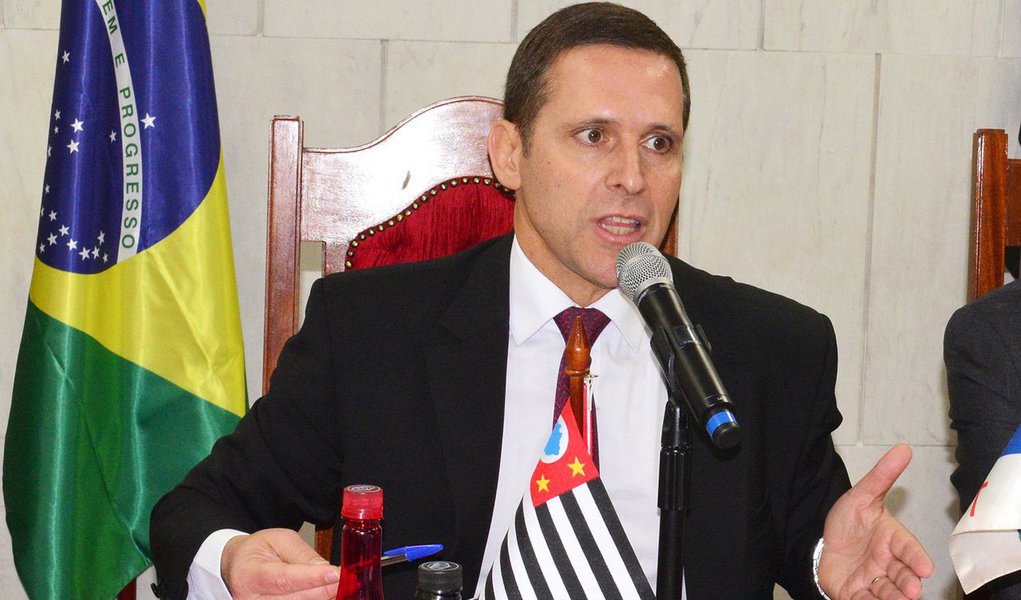 Em delação premiada, o lobista Marcel Ferreira Julio, que atuava para a cooperativa Coaf, suspeita de comandar esquema de desvios da merenda em São Paulo, relatou que se encontrou duas vezes com o deputado Fernando Capez (PSDB) em 2014; disse ter visto o hoje presidente da Assembleia Legislativa ligar para a Secretaria Estadual da Educação para agilizar um contrato mediante propina; a divisão do dinheiro teria ficado assim: R$ 450 mil para a campanha de Capez, 2% para Marcel, 2% para César (outro membro da Coaf) e R$ 250 mil para ex-assessores do parlamentar (Foto: Roberta Namour) Em delação premiada, o lobista Marcel Ferreira Julio, que atuava para a cooperativa Coaf, suspeita de comandar esquema de desvios da merenda em São Paulo, relatou que se encontrou duas vezes com o deputado Fernando Capez (PSDB) em 2014; disse ter visto o hoje presidente da Assembleia Legislativa ligar para a Secretaria Estadual da Educação para agilizar um contrato mediante propina; a divisão do dinheiro teria ficado assim: R$ 450 mil para a campanha de Capez, 2% para Marcel, 2% para César (outro membro da Coaf) e R$ 250 mil para ex-assessores do parlamentar