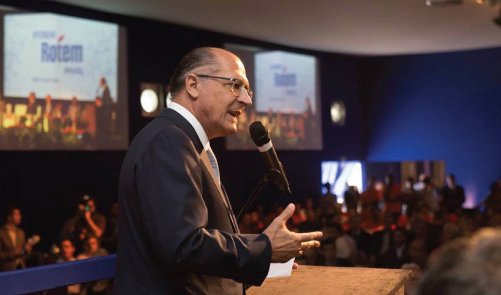 O governador Geraldo Alckmin (PSDB) afirmou nesta quarta-feira (30) que foi a Polícia Civil do Estado quem descobriu as fraudes cometidas em contratos da merenda do governo de São Paulo e em 22 prefeituras; "Quem fez a investigação foi o governo do Estado, foi a Polícia Civil. Existe uma lei federal que diz que, do dinheiro que o governo federal passa para a merenda, 30% tem de comprar de agricultura familiar. O governo, em cinco anos, fez três chamadas para a agricultura familiar. Ganhou o menor preço e o produto foi entregue. O que se verificou é que dentro da tal da cooperativa Coaf eles faziam estelionato, porque o produto que eles entregavam não era da agricultura familiar", disse; o tucano ainda afirmou que o governo estadual é vítima do trensalão (Foto: Valter Lima) O governador Geraldo Alckmin (PSDB) afirmou nesta quarta-feira (30) que foi a Polícia Civil do Estado quem descobriu as fraudes cometidas em contratos da merenda do governo de São Paulo e em 22 prefeituras; "Quem fez a investigação foi o governo do Estado, foi a Polícia Civil. Existe uma lei federal que diz que, do dinheiro que o governo federal passa para a merenda, 30% tem de comprar de agricultura familiar. O governo, em cinco anos, fez três chamadas para a agricultura familiar. Ganhou o menor preço e o produto foi entregue. O que se verificou é que dentro da tal da cooperativa Coaf eles faziam estelionato, porque o produto que eles entregavam não era da agricultura familiar", disse; o tucano ainda afirmou que o governo estadual é vítima do trensalão