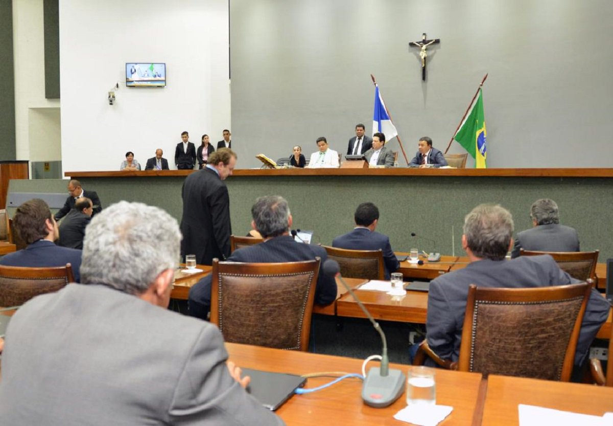 A Assembleia Legislativa realiza sessão extraordinária, nesta terça-feira (27) para apreciar duas matérias de interesse do Governo do Estado. Uma dispõe sobre a revisão geral anual da remuneração dos servidores da Administração Direta e Indireta do Poder Executivo do Estado do Tocantins e a outra trata da redução da base de cálculo nas operações relativas à circulação de mercadorias e sobre prestação de serviços de transporte interestadual e intermunicipal e de Comunicação - ICMS (Foto: Fatima 247) A Assembleia Legislativa realiza sessão extraordinária, nesta terça-feira (27) para apreciar duas matérias de interesse do Governo do Estado. Uma dispõe sobre a revisão geral anual da remuneração dos servidores da Administração Direta e Indireta do Poder Executivo do Estado do Tocantins e a outra trata da redução da base de cálculo nas operações relativas à circulação de mercadorias e sobre prestação de serviços de transporte interestadual e intermunicipal e de Comunicação - ICMS