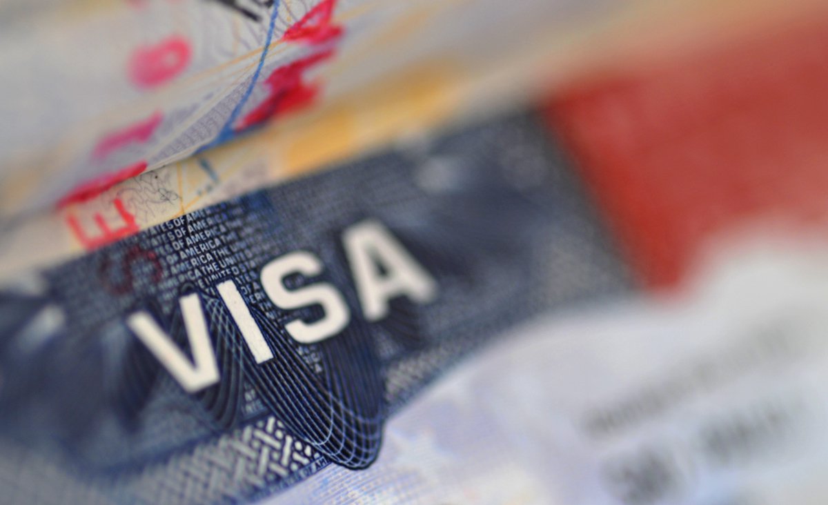A Embaixada dos Estados Unidos no Brasil confirmou na tarde desta terça-feira (31) mudanças na emissão de vistos para brasileiros; a principal delas é com relação à isenção de entrevista; antes, pessoas com 16 anos incompletos ou com mais de 66 anos eram isentas da entrevista com o agente consular; a partir de agora, as idades passaram para 14 anos incompletos ou mais de 80 anos, respectivamente (Foto: Gisele Federicce) A Embaixada dos Estados Unidos no Brasil confirmou na tarde desta terça-feira (31) mudanças na emissão de vistos para brasileiros; a principal delas é com relação à isenção de entrevista; antes, pessoas com 16 anos incompletos ou com mais de 66 anos eram isentas da entrevista com o agente consular; a partir de agora, as idades passaram para 14 anos incompletos ou mais de 80 anos, respectivamente