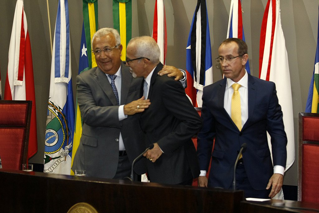 Gestão de João Alves não escapou de críticas na solenidade de posse do novo prefeito de Aracaju, Edvaldo Rodrigues; "Infelizmente, nesses últimos quatro anos, houve um grande declínio e o caos tomou conta da cidade. Mas o povo decidiu pela minha volta, acreditando que eu sou capaz de reconstruir a Capital da qualidade de vida", disse Edvaldo; ele também destacou a importância do governador Jackson Barreto em sua eleição; "A militância incansável que ele demonstrou, indo de porta em porta, foram essenciais para assegurar que a cidade, que outrora ele governou de forma inesquecível, não caísse, mais uma vez, em mãos erradas" (Foto: José Barbacena) Gestão de João Alves não escapou de críticas na solenidade de posse do novo prefeito de Aracaju, Edvaldo Rodrigues; "Infelizmente, nesses últimos quatro anos, houve um grande declínio e o caos tomou conta da cidade. Mas o povo decidiu pela minha volta, acreditando que eu sou capaz de reconstruir a Capital da qualidade de vida", disse Edvaldo; ele também destacou a importância do governador Jackson Barreto em sua eleição; "A militância incansável que ele demonstrou, indo de porta em porta, foram essenciais para assegurar que a cidade, que outrora ele governou de forma inesquecível, não caísse, mais uma vez, em mãos erradas"
