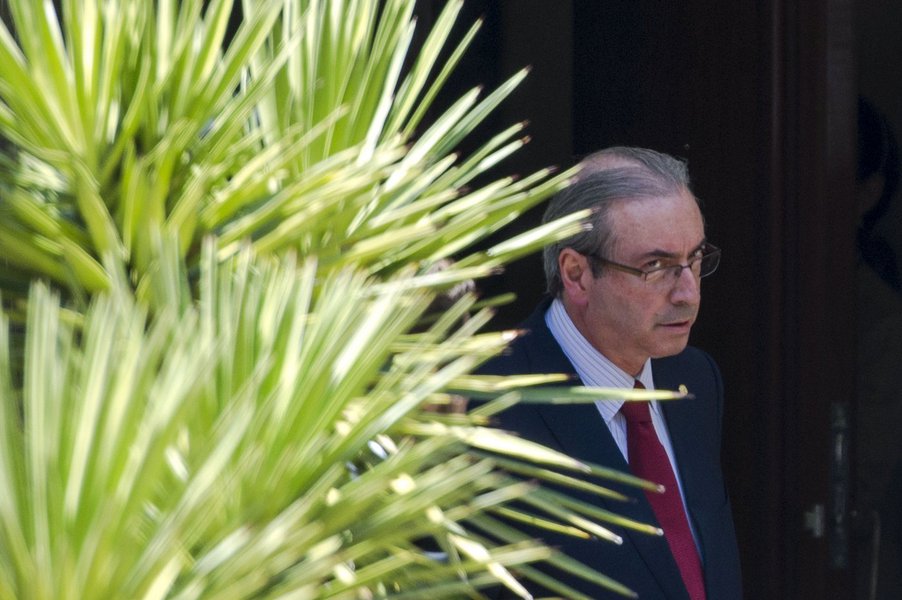 "Como se esperava, disse que não há a menor possibilidade de renunciar ao comando da Câmara, que vê como o seu curral. Mandou dizer ao povo que fica. E, amanhã, por toda parte, o povo lhe dirá que saia", escreve o jornalista Fernando Brito, do Tijolaço, sobre as manifestações de movimentos sociais contra o golpe que estão marcadas para esta quarta-feira 16 (Foto: Gisele Federicce) "Como se esperava, disse que não há a menor possibilidade de renunciar ao comando da Câmara, que vê como o seu curral. Mandou dizer ao povo que fica. E, amanhã, por toda parte, o povo lhe dirá que saia", escreve o jornalista Fernando Brito, do Tijolaço, sobre as manifestações de movimentos sociais contra o golpe que estão marcadas para esta quarta-feira 16