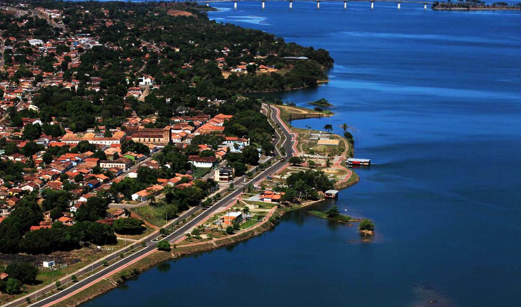 A Assembleia Legislativa aprovou um empréstimo de 36 milhões de euros (aproximadamente R$ 142 milhões, no câmbio atual) para a construção de uma nova ponte sobre o Rio Tocantins, em Porto Nacional, a 66 km de Palmas; o Estado escolheu para o empréstimo o banco italiano UniCredit; a ponte liga o tráfego da TO-050, pelo trevo da TO-255 com a TO-070, até a BR-153; na licitação aberta, em 2014, para contratar a empresa consta que a vencedora ficará responsável pelos serviços de terraplanagem e pavimentação de 1.488 metros de extensão (Foto: Leonardo Lucena) A Assembleia Legislativa aprovou um empréstimo de 36 milhões de euros (aproximadamente R$ 142 milhões, no câmbio atual) para a construção de uma nova ponte sobre o Rio Tocantins, em Porto Nacional, a 66 km de Palmas; o Estado escolheu para o empréstimo o banco italiano UniCredit; a ponte liga o tráfego da TO-050, pelo trevo da TO-255 com a TO-070, até a BR-153; na licitação aberta, em 2014, para contratar a empresa consta que a vencedora ficará responsável pelos serviços de terraplanagem e pavimentação de 1.488 metros de extensão