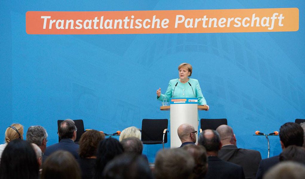 Chanceler da Alemanha, Angela Merkel, lamenta porém aceita a decisão do primeiro-ministro italiano, Matteo Renzi, de renunciar após derrota em um referendo sobre emendas constitucionais; "A chanceler recebeu a renúncia do primeiro-ministro italiano com pesar. Ela trabalhou muito bem e com grande confiança com Matteo Renzi, mas é claro que a decisão democrática dos italianos deve ser respeitada, assim como a decisão do primeiro-ministro", disse o porta-voz Steffen Seibert (Foto: Paulo Emílio) Chanceler da Alemanha, Angela Merkel, lamenta porém aceita a decisão do primeiro-ministro italiano, Matteo Renzi, de renunciar após derrota em um referendo sobre emendas constitucionais; "A chanceler recebeu a renúncia do primeiro-ministro italiano com pesar. Ela trabalhou muito bem e com grande confiança com Matteo Renzi, mas é claro que a decisão democrática dos italianos deve ser respeitada, assim como a decisão do primeiro-ministro", disse o porta-voz Steffen Seibert