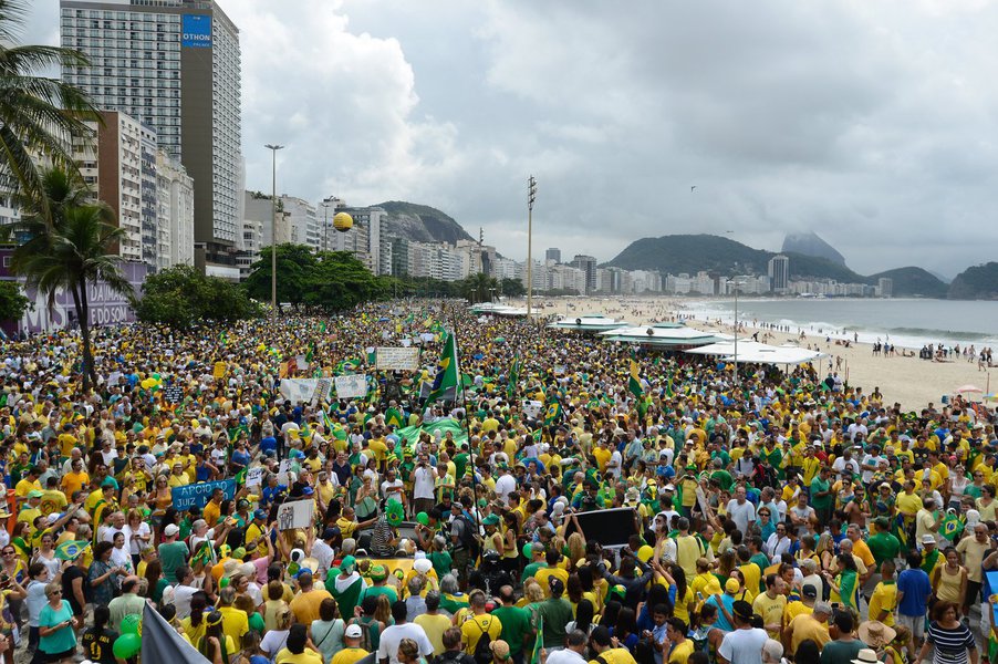 O objetivo é aumentar a segurança e reduzir a possibilidade de encontro entre os grupos de manifestantes a favor e contra o impeachment da presidente Dilma. O Grupo Frente Brasil Popular, contrário ao impeachment, se manifesta pela manhã até as 13h, enquanto os grupos Movimento Brasil Livre e Vem Pra Rua, a favor do impeachment, vão se manifestar na parte da tarde (Foto: Rodrigo Rocha) O objetivo é aumentar a segurança e reduzir a possibilidade de encontro entre os grupos de manifestantes a favor e contra o impeachment da presidente Dilma. O Grupo Frente Brasil Popular, contrário ao impeachment, se manifesta pela manhã até as 13h, enquanto os grupos Movimento Brasil Livre e Vem Pra Rua, a favor do impeachment, vão se manifestar na parte da tarde
