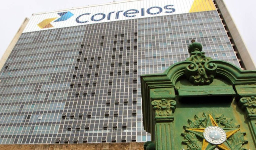 Correção das tarifas, como as de entrega de cartas e telegramas, será de 8,89% e ajudará a diminuir o déficit no orçamento da estatal, que deve chegar a R$ 2 bilhões até o final de dezembro; com o realinhamento, a expectativa dos Correios é que as receitas da empresa cresçam R$ 780 milhões por ano; "A recomposição é de centavos, não onerando a população nem impactando a inflação, mas de grande importância para nosso equilíbrio fiscal da empresa", afirmou a estatal por meio de nota (Foto: Paulo Emílio) Correção das tarifas, como as de entrega de cartas e telegramas, será de 8,89% e ajudará a diminuir o déficit no orçamento da estatal, que deve chegar a R$ 2 bilhões até o final de dezembro; com o realinhamento, a expectativa dos Correios é que as receitas da empresa cresçam R$ 780 milhões por ano; "A recomposição é de centavos, não onerando a população nem impactando a inflação, mas de grande importância para nosso equilíbrio fiscal da empresa", afirmou a estatal por meio de nota