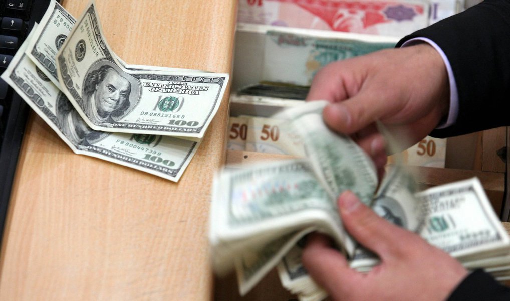 O dólar fechou em queda de 0,32%, sendo cotado a R$ 3,8005, mesmo com a decisão da agência da classificação de risco Fitch de rebaixar a nota do Brasil de "BBB" para "BBB-" e sinalizar que pode retirar o selo de bom pagador do país (Foto: Paulo Emílio) O dólar fechou em queda de 0,32%, sendo cotado a R$ 3,8005, mesmo com a decisão da agência da classificação de risco Fitch de rebaixar a nota do Brasil de "BBB" para "BBB-" e sinalizar que pode retirar o selo de bom pagador do país
