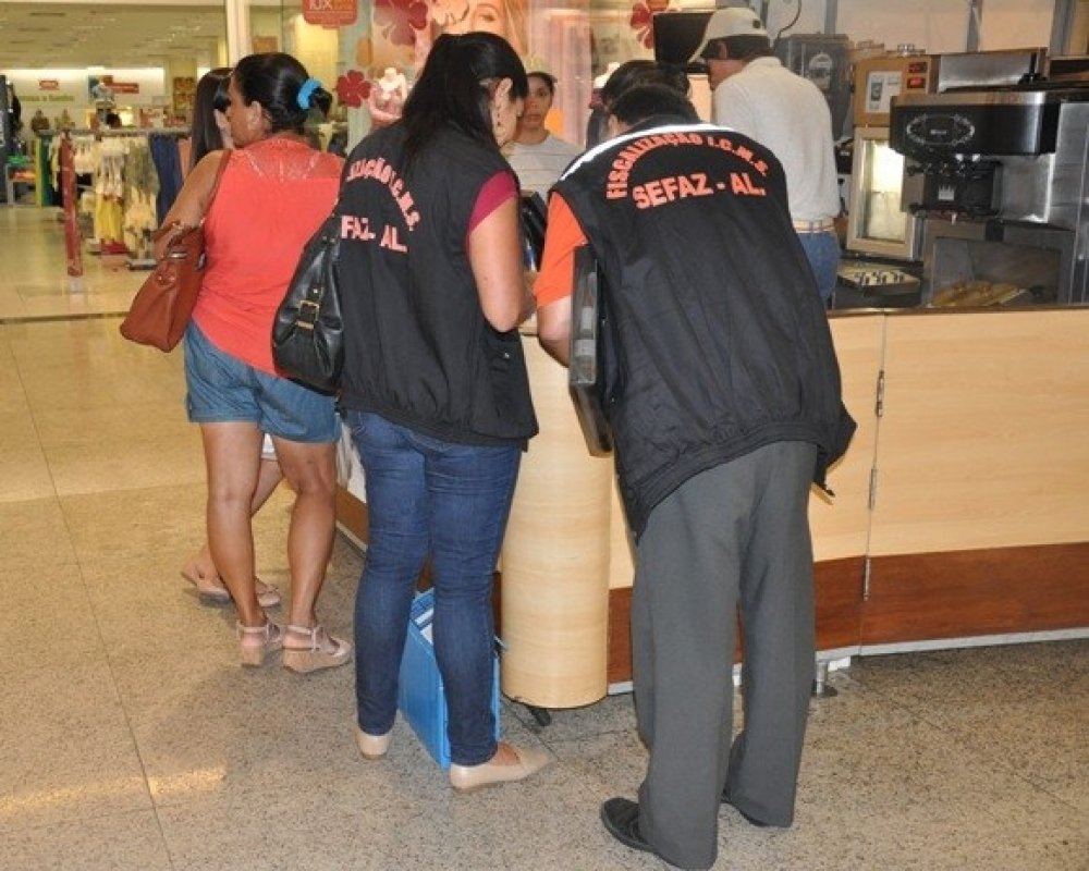 Com o aumento na fiscalização tributária desenvolvido pelas equipes volantes nas regiões Norte, Sul, Agreste e em Maceió, a Secretaria da Fazenda de Alagoas (Sefaz/AL) conseguiu, em 2016, incrementar em R$ 15 milhões a arrecadação do Imposto sobre a Circulação de Mercadorias e Serviços (ICMS); valor obtido é resultado de mais de 4 mil abordagens a veículos transportadores em rodovias federais e estaduais; parte do incremento na arrecadação se deve à ampliação do trabalho de fiscalização voltado à cadeia leiteira (Foto: Voney Malta) Com o aumento na fiscalização tributária desenvolvido pelas equipes volantes nas regiões Norte, Sul, Agreste e em Maceió, a Secretaria da Fazenda de Alagoas (Sefaz/AL) conseguiu, em 2016, incrementar em R$ 15 milhões a arrecadação do Imposto sobre a Circulação de Mercadorias e Serviços (ICMS); valor obtido é resultado de mais de 4 mil abordagens a veículos transportadores em rodovias federais e estaduais; parte do incremento na arrecadação se deve à ampliação do trabalho de fiscalização voltado à cadeia leiteira