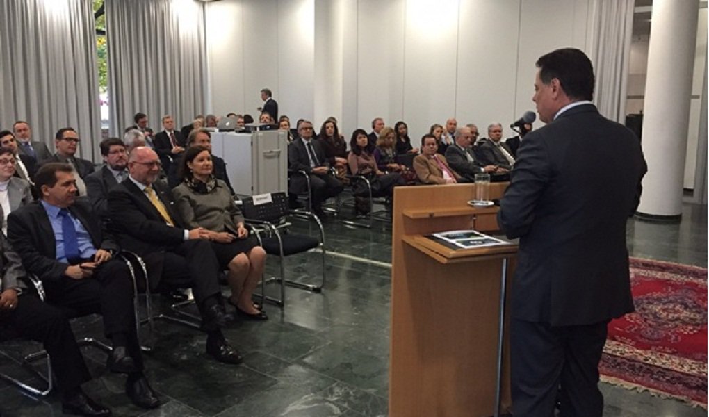 Governador promoveu nesta terça-feira, na Embaixada do Brasil na capital alemã, um seminário para divulgar as potencialidades de Goiás e atrair investimentos para o Estado; evento levou cerca de 70 investidores e empresários ao auditório da embaixada; “Temos boa infraestrutura logística, um setor de serviços e comércio bastante desenvolvidos, mão-de-obra qualificada e setores agrícola e industrial robustos”; após a apresentação do governador, o ex-embaixador Wilfried Grolig elogiou o trabalho realizado no Estado de Goiás: "Marconi Perillo apresentou aqui a eficiência de sua administração" (Foto: José Barbacena) Governador promoveu nesta terça-feira, na Embaixada do Brasil na capital alemã, um seminário para divulgar as potencialidades de Goiás e atrair investimentos para o Estado; evento levou cerca de 70 investidores e empresários ao auditório da embaixada; “Temos boa infraestrutura logística, um setor de serviços e comércio bastante desenvolvidos, mão-de-obra qualificada e setores agrícola e industrial robustos”; após a apresentação do governador, o ex-embaixador Wilfried Grolig elogiou o trabalho realizado no Estado de Goiás: "Marconi Perillo apresentou aqui a eficiência de sua administração"