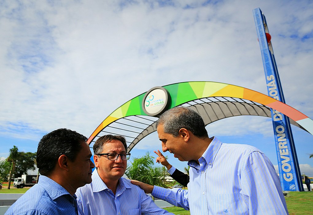 “O Governo de Goiás, sob a liderança do governador Marconi Perillo, está presente no dia a dia do goianiense, com mais esta obra entregue na capital”, disse o vice-governador José Eliton na inauguração do viaduto da GO-080, Engenheiro João Hissassi Yano, na saída de Goiânia para Nerópolis; degundo Eliton, “o viaduto integra obras que já foram inauguradas de modo a facilitar o trânsito de Goiânia”; ele completa que “é empreendimento que dará mais fluidez às vias da cidade, dentro de um conjunto de ações urbanísticas”; por fim, reforça que “Governo de Goiás está presente em todos as áreas e serviços públicos” (Foto: José Barbacena) “O Governo de Goiás, sob a liderança do governador Marconi Perillo, está presente no dia a dia do goianiense, com mais esta obra entregue na capital”, disse o vice-governador José Eliton na inauguração do viaduto da GO-080, Engenheiro João Hissassi Yano, na saída de Goiânia para Nerópolis; degundo Eliton, “o viaduto integra obras que já foram inauguradas de modo a facilitar o trânsito de Goiânia”; ele completa que “é empreendimento que dará mais fluidez às vias da cidade, dentro de um conjunto de ações urbanísticas”; por fim, reforça que “Governo de Goiás está presente em todos as áreas e serviços públicos”