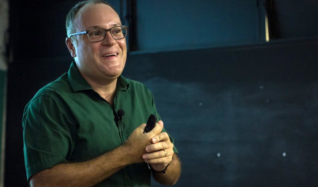 Rafael Marquese, historiador da Universidade de São Paulo (USP), que se recusou a dar entrevista para a Folha diz que a imprensa brasileira é "golpista, sem vergonha, safada"; “A razão da minha resposta foi simples: cancelei minha assinatura da Folha na campanha presidencial de 2014. De cinco anos para cá, a grande imprensa (Folha, Estado, Globo) foi definitivamente para o lixo. Para além do viés político, é uma imprensa golpista, sem vergonha, safada. Todos são de péssima qualidade jornalística”, criticou o professor, que na sua resposta à repórter da Folha ainda sugeriu que procurassem o historiador Marco Antonio Villa, assíduo apoiador do PSDB (Foto: Valter Lima) Rafael Marquese, historiador da Universidade de São Paulo (USP), que se recusou a dar entrevista para a Folha diz que a imprensa brasileira é "golpista, sem vergonha, safada"; “A razão da minha resposta foi simples: cancelei minha assinatura da Folha na campanha presidencial de 2014. De cinco anos para cá, a grande imprensa (Folha, Estado, Globo) foi definitivamente para o lixo. Para além do viés político, é uma imprensa golpista, sem vergonha, safada. Todos são de péssima qualidade jornalística”, criticou o professor, que na sua resposta à repórter da Folha ainda sugeriu que procurassem o historiador Marco Antonio Villa, assíduo apoiador do PSDB