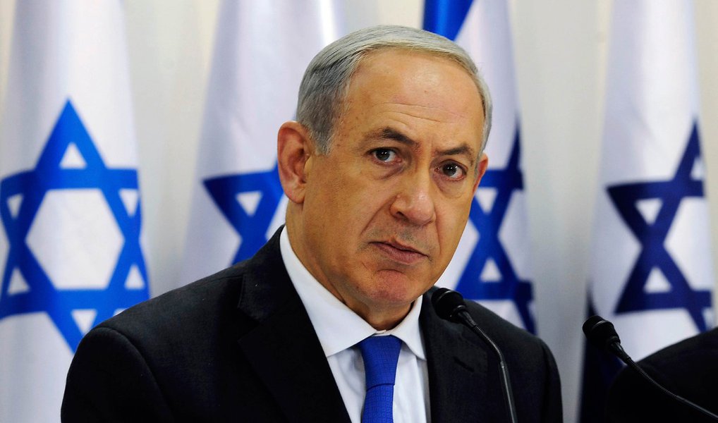 Mais cedo, premiê de Israel culpou palestinos por ações de Hitler no massacre que matou mais de seis milhões de judeus; com repercussão negativa da declaração, ele tentou remendar: "Nunca tive a intenção de absolver Hitler de sua responsabilidade de exterminar o povo judeu na Europa. Hitler é o responsável da Solução Final. Ele tomou a decisão" (Foto: Valter Lima) Mais cedo, premiê de Israel culpou palestinos por ações de Hitler no massacre que matou mais de seis milhões de judeus; com repercussão negativa da declaração, ele tentou remendar: "Nunca tive a intenção de absolver Hitler de sua responsabilidade de exterminar o povo judeu na Europa. Hitler é o responsável da Solução Final. Ele tomou a decisão"