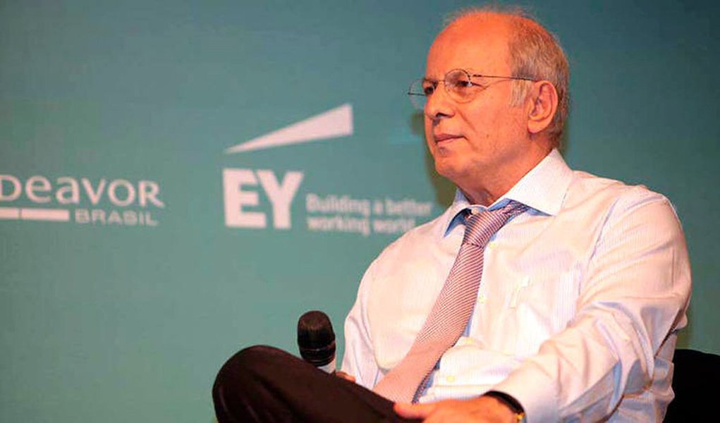 Aos 71 anos, Elie Horn, dono da Cyrela, é o primeiro brasileiro a aderir ao The Giving Pledge (Chamada à Doação, em tradução livre), programa criado em 2010 por Bill Gates e Warren Buffett, segundo a colunista Eliane Trindade; seu patrimônio pessoal é estimado em US$ 1 bilhão; "Queria doar 100%", disse Horn, ao participar no 4º Fórum Brasileiro de Filantropos & Investidores Sociais (Foto: Roberta Namour) Aos 71 anos, Elie Horn, dono da Cyrela, é o primeiro brasileiro a aderir ao The Giving Pledge (Chamada à Doação, em tradução livre), programa criado em 2010 por Bill Gates e Warren Buffett, segundo a colunista Eliane Trindade; seu patrimônio pessoal é estimado em US$ 1 bilhão; "Queria doar 100%", disse Horn, ao participar no 4º Fórum Brasileiro de Filantropos & Investidores Sociais