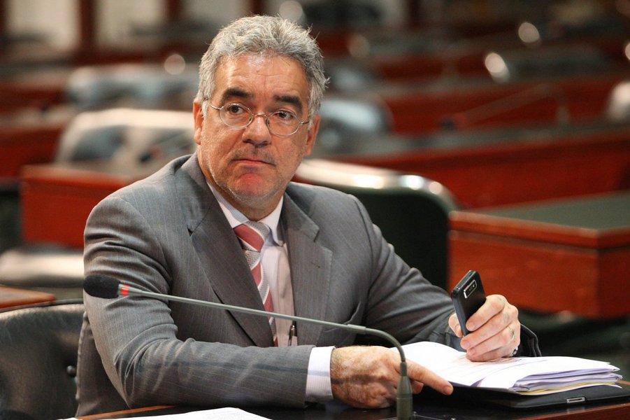 Em sessão que começou às 10h e acabou às 23h30, nesta quarta-feira, os deputados estaduais aprovou os três projetos de lei que autorizam o Governo da Bahia a contrair empréstimos que devem chegar a R$ 2,5 bilhões bancos internacionais; líder da bancada do governo na Assembleia Legislativa, o deputado Zé Neto (foto) comemorou a vitória e exaltou seus colegas de bloco; "Com uma demonstração clara de resistência e de compromisso, compareceu com determinação e força para cumprir o seu papel, fazendo com que a que a obstrução que durou mais de 11 horas resultasse na vitória do governo e dos interesses do povo baiano", disse Zé (Foto: Romulo Faro) Em sessão que começou às 10h e acabou às 23h30, nesta quarta-feira, os deputados estaduais aprovou os três projetos de lei que autorizam o Governo da Bahia a contrair empréstimos que devem chegar a R$ 2,5 bilhões bancos internacionais; líder da bancada do governo na Assembleia Legislativa, o deputado Zé Neto (foto) comemorou a vitória e exaltou seus colegas de bloco; "Com uma demonstração clara de resistência e de compromisso, compareceu com determinação e força para cumprir o seu papel, fazendo com que a que a obstrução que durou mais de 11 horas resultasse na vitória do governo e dos interesses do povo baiano", disse Zé