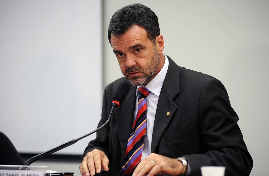 Para o presidente do PC do B na Bahia, deputado federal Daniel Almeida, o conteúdo da carta do vice Michel Temer à presidente Dilma Rousseff, em que o peemedebista revela seu lado carente, "é lamentável"; "Deveria ter outro nível, outro tom. Eu não acredito que alguém faça uma carta com aquele detalhamento para ficar só entre duas pessoas. A carta foi feita para causar impacto político e causou", disse o líder comunista (Foto: Romulo Faro) Para o presidente do PC do B na Bahia, deputado federal Daniel Almeida, o conteúdo da carta do vice Michel Temer à presidente Dilma Rousseff, em que o peemedebista revela seu lado carente, "é lamentável"; "Deveria ter outro nível, outro tom. Eu não acredito que alguém faça uma carta com aquele detalhamento para ficar só entre duas pessoas. A carta foi feita para causar impacto político e causou", disse o líder comunista