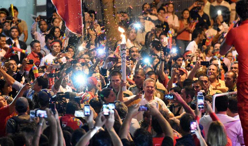 Às 22h46, cerca de 16 horas depois de desembarcar em Brasília e de passar em 24 pontos do Distrito Federal, por cinco regiões administrativas, a tocha olímpica foi acesa no ponto final do revezamento na capital do País; na Esplanada dos Ministérios, o símbolo chegou pelas mãos da medalhista olímpica Leila Barros, secretária do Esporte, Turismo e Lazer do Distrito Federal; diante de 4 mil pessoas, segundo a Polícia Militar, a atleta brasiliense colocou o fogo em uma pira; "A emoção foi muito grande, vamos aproveitar cada minuto desses Jogos", convidou a ganhadora de bronzes em Atlanta (1996) e em Sydney (2000) pela seleção brasileira de vôlei (Foto: Leonardo Lucena) Às 22h46, cerca de 16 horas depois de desembarcar em Brasília e de passar em 24 pontos do Distrito Federal, por cinco regiões administrativas, a tocha olímpica foi acesa no ponto final do revezamento na capital do País; na Esplanada dos Ministérios, o símbolo chegou pelas mãos da medalhista olímpica Leila Barros, secretária do Esporte, Turismo e Lazer do Distrito Federal; diante de 4 mil pessoas, segundo a Polícia Militar, a atleta brasiliense colocou o fogo em uma pira; "A emoção foi muito grande, vamos aproveitar cada minuto desses Jogos", convidou a ganhadora de bronzes em Atlanta (1996) e em Sydney (2000) pela seleção brasileira de vôlei