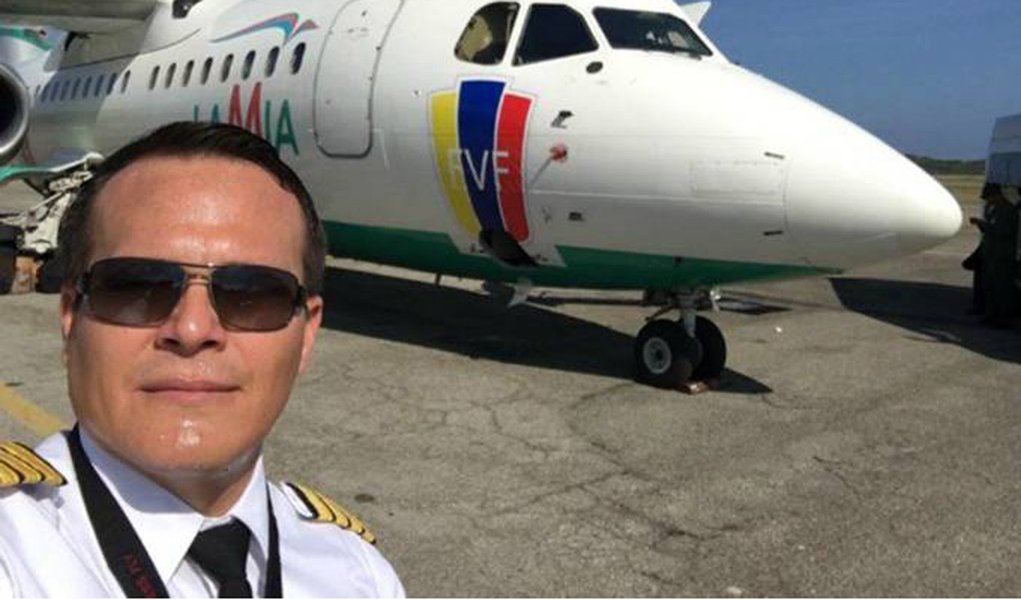 O piloto boliviano Miguel Quiroga, que comandava o avião da companhia aérea Lamia, que levava o time da Chapecoense, comissão técnica e jornalistas, e caiu na última terça-feira matando 71 pessoas, era alvo de um processo na Bolívia e tinha ordem de prisão decretada por ter deixado a Força Aérea; ele conseguiu evitar a prisão apresentou recursos à Justiça (Foto: Gisele Federicce) O piloto boliviano Miguel Quiroga, que comandava o avião da companhia aérea Lamia, que levava o time da Chapecoense, comissão técnica e jornalistas, e caiu na última terça-feira matando 71 pessoas, era alvo de um processo na Bolívia e tinha ordem de prisão decretada por ter deixado a Força Aérea; ele conseguiu evitar a prisão apresentou recursos à Justiça