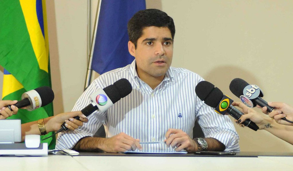Prefeito ACM Neto nega que tenha afirmado a dirigentes partidários que o foco da oposição era a presidente Dilma Rousseff, e não o deputado Eduardo Cunha (presidente da Câmara); "O próprio colunista do jornal O Globo (Ilimar Franco), que divulgou a notícia, já publicou o desmentido em seu blog. O que defendo é que o Conselho de Ética dê continuidade ao processo contra o presidente da Câmara e essa questão não pode ter nenhuma relação com o processo de impeachment, que caberá aos deputados e senadores deliberarem", diz ACM (Foto: Romulo Faro) Prefeito ACM Neto nega que tenha afirmado a dirigentes partidários que o foco da oposição era a presidente Dilma Rousseff, e não o deputado Eduardo Cunha (presidente da Câmara); "O próprio colunista do jornal O Globo (Ilimar Franco), que divulgou a notícia, já publicou o desmentido em seu blog. O que defendo é que o Conselho de Ética dê continuidade ao processo contra o presidente da Câmara e essa questão não pode ter nenhuma relação com o processo de impeachment, que caberá aos deputados e senadores deliberarem", diz ACM