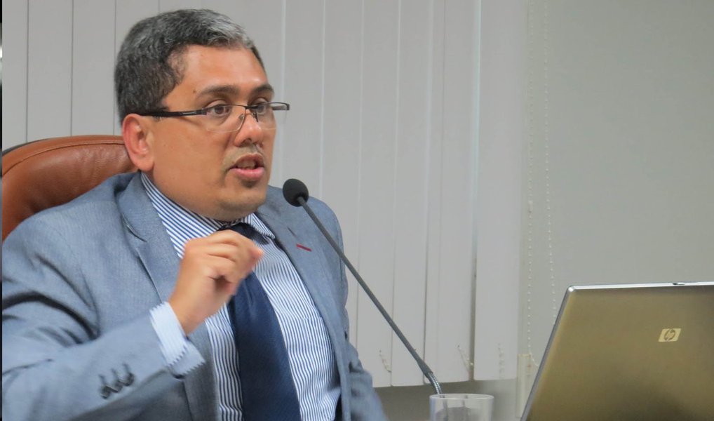 O comprometimento da Receita Corrente Líquida do Estado em relação à despesa com pessoal no quadrimestre compreendido entre maio e agosto deste ano caiu para 47,65%, representando a terceira queda consecutiva desde que o índice extrapolou o limite máximo, em agosto do ano passado, momento em que o Estado alcançou o percentual de 49,55%, quando o limite determinado pela Lei de Responsabilidade Fiscal é de 49%; segundo o secretário da Fazenda, Jeferson Passos, os esforços administrativos continuam sendo mantidos para fazer com que Sergipe consiga estabelecer um patamar de gastos abaixo inclusive do limite prudencial, que é de 46,55% (Foto: Valter Lima) O comprometimento da Receita Corrente Líquida do Estado em relação à despesa com pessoal no quadrimestre compreendido entre maio e agosto deste ano caiu para 47,65%, representando a terceira queda consecutiva desde que o índice extrapolou o limite máximo, em agosto do ano passado, momento em que o Estado alcançou o percentual de 49,55%, quando o limite determinado pela Lei de Responsabilidade Fiscal é de 49%; segundo o secretário da Fazenda, Jeferson Passos, os esforços administrativos continuam sendo mantidos para fazer com que Sergipe consiga estabelecer um patamar de gastos abaixo inclusive do limite prudencial, que é de 46,55%
