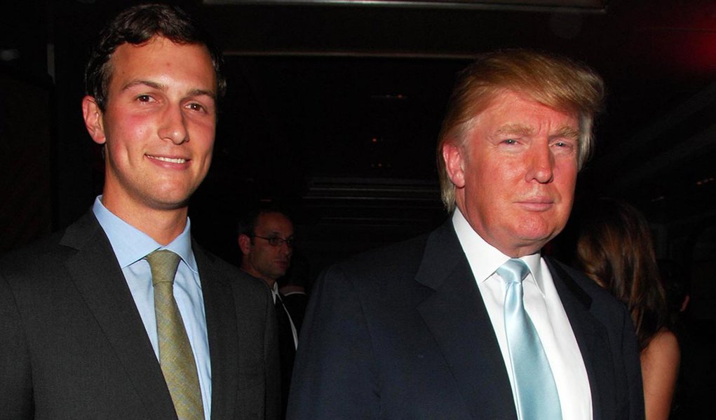 Jared Kushner, genro do presidente eleito dos Estados Unidos, Donald Trump, será nomeado assessor sênior da Casa Branca. A nomeação ainda não foi oficializada, mas já está provocando um debate sobre a legalidade da medida. Para muitos, o novo emprego do genro de Trump contraria uma lei federal que proíbe o nepotismo, ou seja, a concessão de postos no governo para parentes (Foto: Leonardo Attuch) Jared Kushner, genro do presidente eleito dos Estados Unidos, Donald Trump, será nomeado assessor sênior da Casa Branca. A nomeação ainda não foi oficializada, mas já está provocando um debate sobre a legalidade da medida. Para muitos, o novo emprego do genro de Trump contraria uma lei federal que proíbe o nepotismo, ou seja, a concessão de postos no governo para parentes