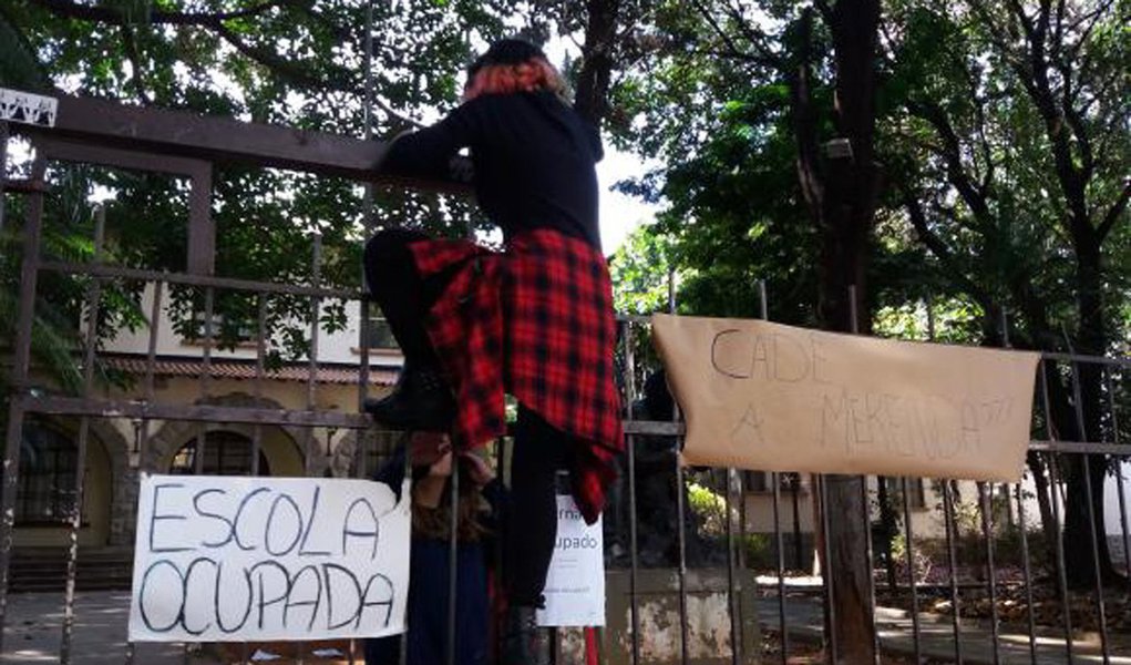 Um dos primeiros locais tomados pelos jovens durante a mobilização iniciada no fim de 2015 contra a reorganização escolar proposta pelo governo Alckmin, a Escola Estadual Fernão Dias Paes, em Pinheiros, na zona oeste paulistana, voltou a ser tomada pelos estudantes, desta vez em protesto contra a falta de merenda e as denúncias de corrupção nos contratos da alimentação dos alunos da rede estadual; na tarde da última quinta-feira (28), os secundaristas já haviam ocupado o Centro Paula Souza, autarquia responsável pela administração do ensino técnico no Estado; eles deliberaram permanecer no colégio por tempo indeterminado (Foto: Realle Palazzo-Martini) Um dos primeiros locais tomados pelos jovens durante a mobilização iniciada no fim de 2015 contra a reorganização escolar proposta pelo governo Alckmin, a Escola Estadual Fernão Dias Paes, em Pinheiros, na zona oeste paulistana, voltou a ser tomada pelos estudantes, desta vez em protesto contra a falta de merenda e as denúncias de corrupção nos contratos da alimentação dos alunos da rede estadual; na tarde da última quinta-feira (28), os secundaristas já haviam ocupado o Centro Paula Souza, autarquia responsável pela administração do ensino técnico no Estado; eles deliberaram permanecer no colégio por tempo indeterminado