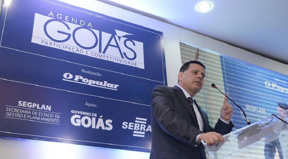 Economia de Goiás vai viver um dos maiores saltos de sua histórica nos próximos anos com os investimentos em logística e infraestrutura realizados pelo poder público e iniciativa privada; prognóstico foi feito nesta terça-feira pelo governador Marconi Perillo, durante o 9º fórum do projeto Agenda Goiás, realizado em Anápolis; Marconi lembrou que os 3,3 Km da pista do Aeroporto de Cargas de Anápolis, uma obra realizada pelo governo estadual e vistoriada por ele durante sobrevoo antes do evento, já estão prontos; Estado busca agora viabilizar sua concessão; “O Aeroporto de Cargas, que integra a Plataforma Multimodal, vai gerar o maior up grade da história da economia de Goiás. Estamos pensando alto. Não há nenhuma cidade no País que tenha uma pista como esta pronta" (Foto: José Barbacena) Economia de Goiás vai viver um dos maiores saltos de sua histórica nos próximos anos com os investimentos em logística e infraestrutura realizados pelo poder público e iniciativa privada; prognóstico foi feito nesta terça-feira pelo governador Marconi Perillo, durante o 9º fórum do projeto Agenda Goiás, realizado em Anápolis; Marconi lembrou que os 3,3 Km da pista do Aeroporto de Cargas de Anápolis, uma obra realizada pelo governo estadual e vistoriada por ele durante sobrevoo antes do evento, já estão prontos; Estado busca agora viabilizar sua concessão; “O Aeroporto de Cargas, que integra a Plataforma Multimodal, vai gerar o maior up grade da história da economia de Goiás. Estamos pensando alto. Não há nenhuma cidade no País que tenha uma pista como esta pronta"