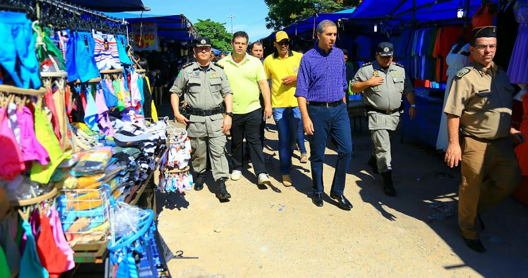 Em continuidade ao trabalho ostensivo da Polícia Militar, com foco na Operação Tolerância Zero, que tem como objetivo a redução da criminalidade em Goiás, o vice-governador e secretário de Segurança Pública e Administração Penitenciária, José Eliton, acompanhando do comandante-geral da Polícia Militar, coronel Divino Alves, visitaram no domingo (10) a Feira Hippie, no Setor Norte Ferroviário, e a feira livre do Setor Vila Nova, em Goiânia (Foto: José Barbacena) Em continuidade ao trabalho ostensivo da Polícia Militar, com foco na Operação Tolerância Zero, que tem como objetivo a redução da criminalidade em Goiás, o vice-governador e secretário de Segurança Pública e Administração Penitenciária, José Eliton, acompanhando do comandante-geral da Polícia Militar, coronel Divino Alves, visitaram no domingo (10) a Feira Hippie, no Setor Norte Ferroviário, e a feira livre do Setor Vila Nova, em Goiânia