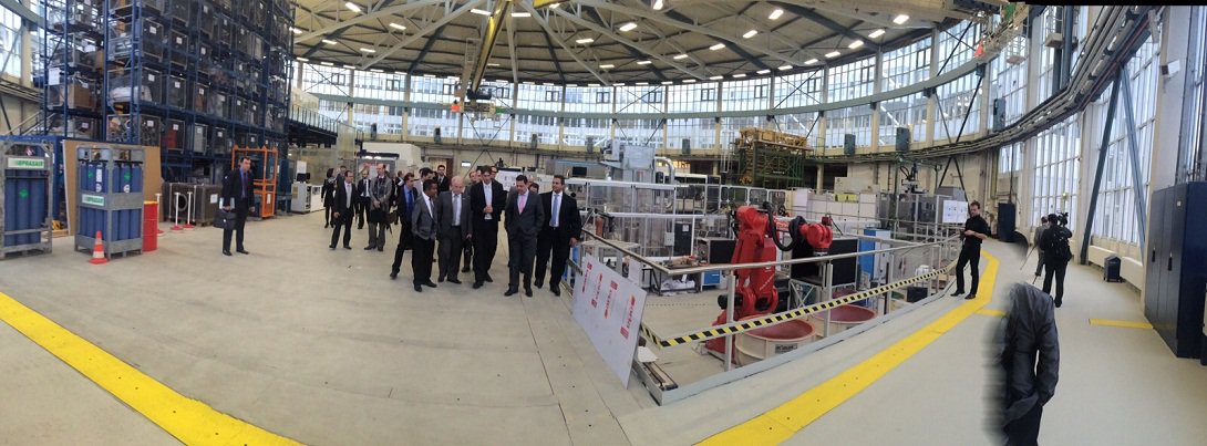 Governador conheceu as instalações da Associação Fraunhofer, em Berlim, que é considerado o maior centro de inovação tecnológica da Europa; Marconi visitou o instituto para apresentar aos dirigentes do Fraunhofer o programa Inova Goiás, e, assim, prospectar parcerias bilaterais no setor; Brasil e Alemanha já desenvolvem pesquisas e experimentos em conjunto há mais de quatro décadas e, com o crescimento da indústria goiana e um programa específico para a inovação tecnológica, Marconi quer atrair essa parceria também para Goiás (Foto: José Barbacena) Governador conheceu as instalações da Associação Fraunhofer, em Berlim, que é considerado o maior centro de inovação tecnológica da Europa; Marconi visitou o instituto para apresentar aos dirigentes do Fraunhofer o programa Inova Goiás, e, assim, prospectar parcerias bilaterais no setor; Brasil e Alemanha já desenvolvem pesquisas e experimentos em conjunto há mais de quatro décadas e, com o crescimento da indústria goiana e um programa específico para a inovação tecnológica, Marconi quer atrair essa parceria também para Goiás