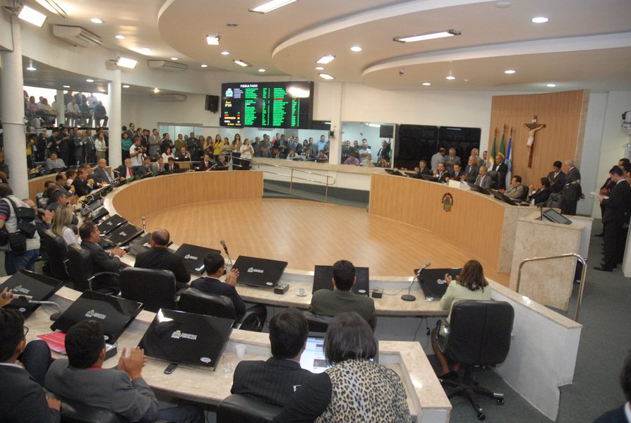 Foi aprovado nesta terça-feira (22), na Câmara Municipal de Fortaleza, o reajuste de 2% para servidores municipais, e de 10,6% para vereadores e servidores da CMF, retroativos a janeiro de 2016. Uma proposta que concede novo reajuste de 8,5% ao servidores municipais, com data base em 1º de dezembro, também foi aprovada. Houve protestos durante a sessão (Foto: Rodrigo Rocha) Foi aprovado nesta terça-feira (22), na Câmara Municipal de Fortaleza, o reajuste de 2% para servidores municipais, e de 10,6% para vereadores e servidores da CMF, retroativos a janeiro de 2016. Uma proposta que concede novo reajuste de 8,5% ao servidores municipais, com data base em 1º de dezembro, também foi aprovada. Houve protestos durante a sessão