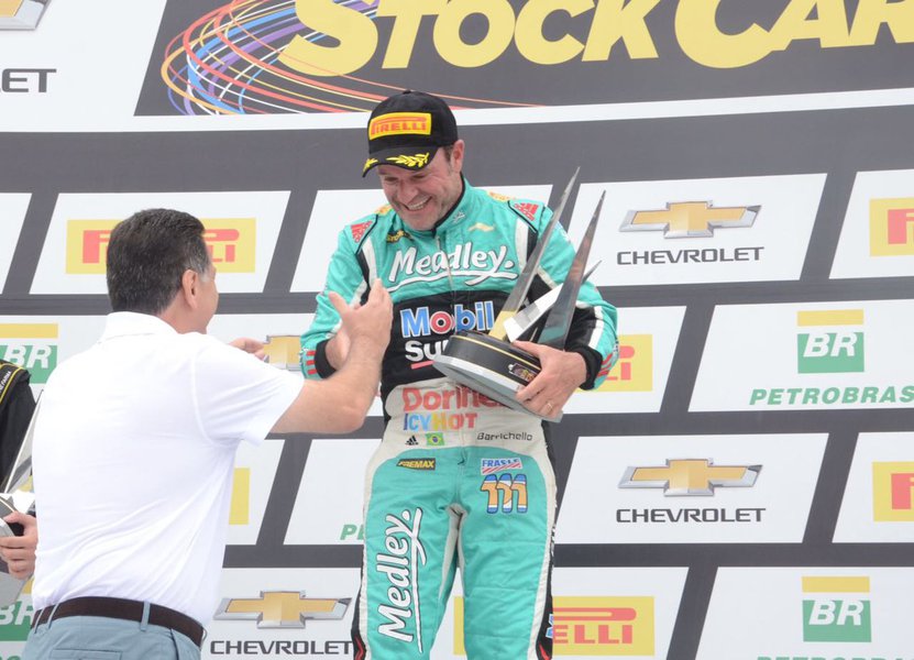 O governador Marconi Perillo entregou neste domingo (6) a Rubens Barrichello o troféu pelo primeiro lugar na décima e antepenúltima etapa da Stock Car, realizada no Autódromo Internacional de Goiânia Ayrton Senna; Marconi e a primeira-dama Valéria Perillo assistiram às corridas acompanhados pelo presidente da Agência Goiana de Transportes e Obras (Agetop), Jayme Rincón; com as provas do fim de semana, o Autódromo Internacional de Goiânia recebeu a Stock Car pela segunda vez no ano e se tornou o terceiro circuito que mais recebeu rodadas da competição (Foto: José Barbacena) O governador Marconi Perillo entregou neste domingo (6) a Rubens Barrichello o troféu pelo primeiro lugar na décima e antepenúltima etapa da Stock Car, realizada no Autódromo Internacional de Goiânia Ayrton Senna; Marconi e a primeira-dama Valéria Perillo assistiram às corridas acompanhados pelo presidente da Agência Goiana de Transportes e Obras (Agetop), Jayme Rincón; com as provas do fim de semana, o Autódromo Internacional de Goiânia recebeu a Stock Car pela segunda vez no ano e se tornou o terceiro circuito que mais recebeu rodadas da competição